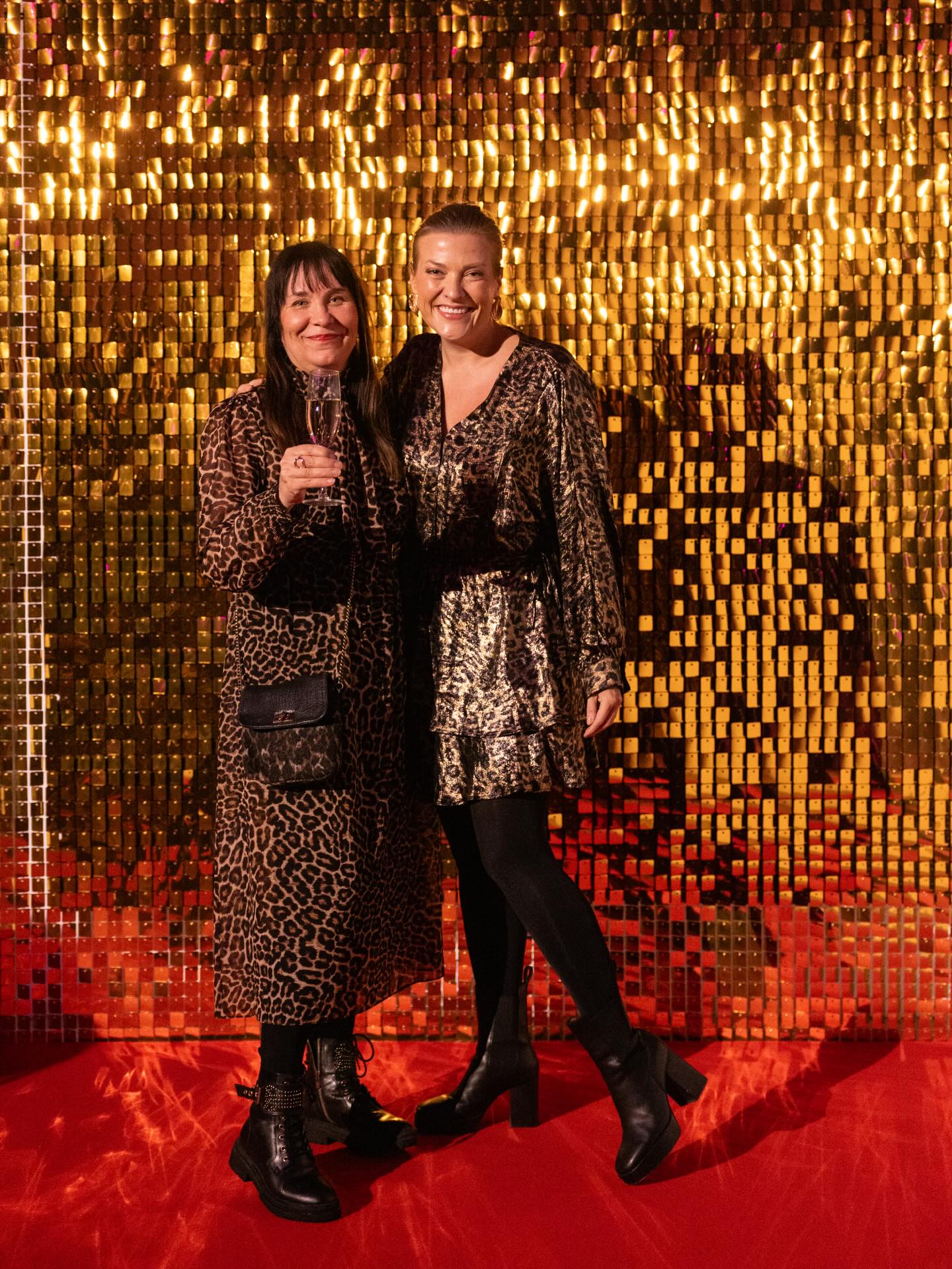 Mediawan Talvijuhlat 2026 ✨ Onnistumisia pitää aina juhlia!
Viime vuonna tuotimme yhteensä 13 upeaa tuotantoa. Kolme draamasarjaa ja 10 erilaista non-scripted viihdetuotantoa.
Liiketuloksemme parani jälleen neljättä vuotta putkeen, mikä vahvistaa uskoa siihen, että luova kunnianhimo ja kannattava kasvu eivät ole toistensa vastakohtia.
Ennätysvuotemme kunniaksi päätimme palauttaa muutaman vuoden tauolla olleet Kesäjuhlat ja järjestää juhlat keskellä talvea. 🎉
Kiitos kaikille, jotka pääsivät muutama viikko sitten juhliimme! Suurin kiitos kaikesta menestyksestä kuuluu meidän työntekijöille, sadoille alan parhaille freelancereille joiden kanssa saamme työskennellä. Kiitos meidän asiakkaille ja yhteistyökumppaneille vahvasta luottamuksesta. Me emme pidä sitä itsestäänselvyytenä - se pitää ansaita joka kerta uudestaan. 🫶🏼
Best Talents and Stories. Parhaat Talentit ja Tarinat. Olemme äärimmäisen ylpeitä ja iloisia siitä että tuo Mediawanin launchin yhteydessä lanseerattu lupaus on muuttunut näiden vuosien aikana todeksi.❤️
Kiitos illan upea bändi Good Boys @hyvatpoitsut 🔥
Huh olipa juhlat!