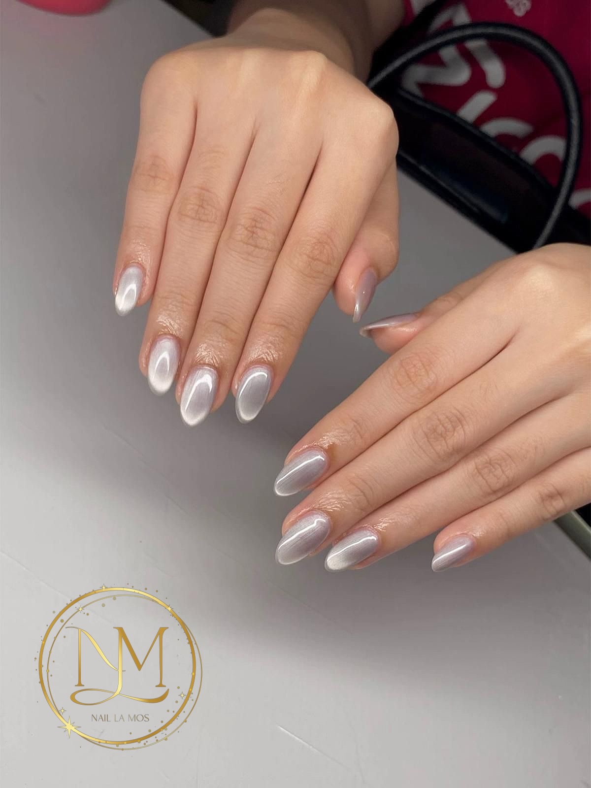 ✨ Cat Eye Nails – Der Trend, der einfach nie aus der Mode kommt ✨
Der Cat-Eye Look gehört zu den Nageldesigns, die einfach immer faszinieren.
Mit seinem geheimnisvollen Schimmer und dem eleganten Lichtreflex wirkt jedes Set wie ein kleines Kunstwerk auf den Nägeln. 🐱✨
Egal ob dezent, glamourös oder trendy kombiniert mit anderen Designs – Cat Eye Nails passen zu jedem Stil und jeder Jahreszeit.
Und mal ehrlich…
Dieser hypnotische Effekt zieht einfach alle Blicke auf sich. 💫
Welcher Cat-Eye Farbton gefällt euch am meisten?
💅 Termin sichern und den Cat-Eye Trend selbst erleben!
#nails
#cateyenails
#cateyenaildesign
#nailtrend
#nageldesign
gelnails
trendnails
nailart
naillamos
naillamosbeauty
naillamosnails
lamosnails
nailartist
nailsgermany
kemptennails
mindelheimnails