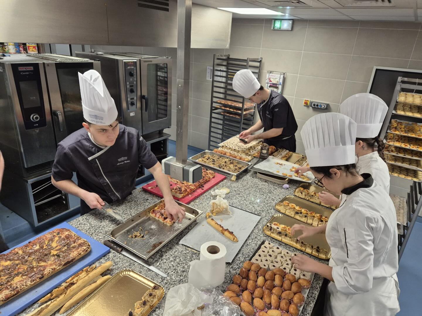 Le certificat de spécialisation Traiteur du lycée hôtelier de Nice prépare le buffet que les internes dégusteront ce soir, à l’occasion de leur carnaval.
@cs_traiteuraugier
@remy.lesage.77