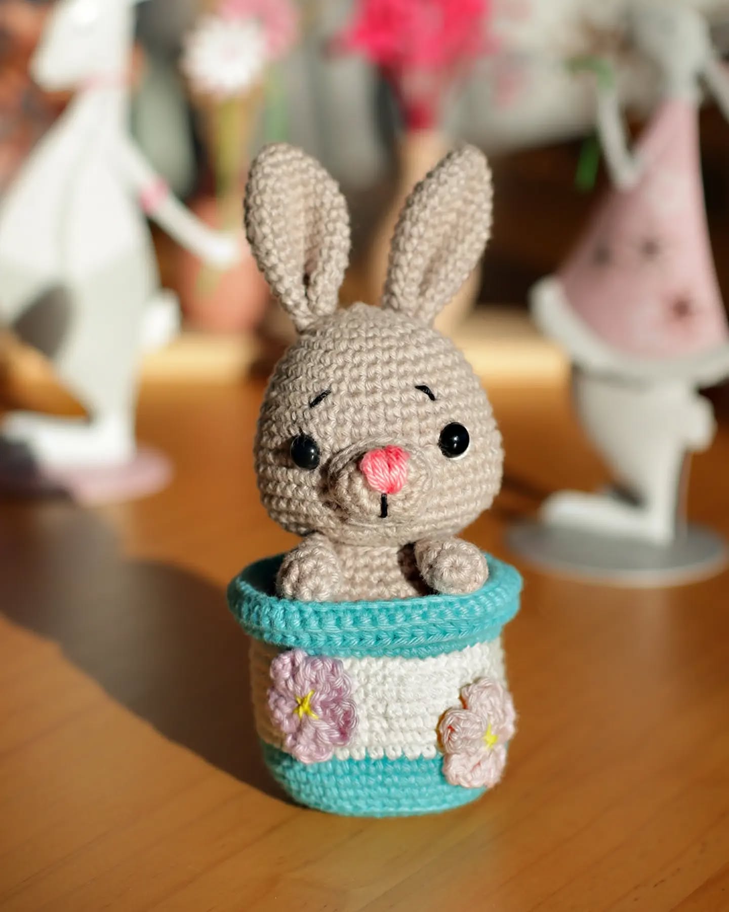 Le printemps arrive 🐇🌱
Avec cet métro printanière, on a envie de sortir les décorations de saison 🌸
J'ai fait ce petit lapin il y a plusieurs années déjà mais je l'adore toujours autant 🤭 et si vous cherchez une réalisation sympa, rapide et facile, c'est l'idée parfaite!
En ce moment je fais très peu de crochet 🙈 mais je suis malgré tout en train de finir une commande, et après ça je vais me faire plaisir avec des patrons coup de coeur, de quoi retrouver ma motivation pour le crochet 🤗 et le plaisir de pouvoir de nouveau crocheter en extérieur devrait également aider. Cela faisait des années que je n'avais pas passé plus de deux jours sans toucher mon crochet, mais les petits aléas de la vie ont fait que ça arrive finalement. Et vu que ça me tient à coeur que ça soit toujours un plaisir et pas une obligation, je laisse l'envie ou non de m'y remettre revenir naturellement 🤗
Et vous, vous avez déjà fait un break de crochet inopiné?
•
Spring is coming 🐇🌱
With this spring weather, we want to bring out the seasonal decorations 🌸
I made this little bunny several years ago, but I still love it just as much 🤭 and if you're looking for a fun, quick, and easy project, this is the perfect idea!
I don't do much crocheting at the moment 🙈 but I'm still finishing up an order, and after that I'm going to treat myself to some of my favorite patterns, which should help me regain my motivation for crocheting 🤗 and the pleasure of being able to crochet outdoors again should also help. It had been years since I had gone more than two days without touching my crochet hook, but the little ups and downs of life meant that it finally happened. And since it's important to me that it always be a pleasure and not an obligation, I'm letting the desire to get back to it come naturally 🤗
How about you, have you ever taken an unexpected break from crocheting?
•
Yarn / fil / Wolle : @Ricorumi DK
Pattern / patron : @knit.friends
•
🦦 Tout le matériel est dispo dans la mercerie suisse en ligne Made by Zazie, spécialisée crochet, amigurumi
🦦 Das gesamte Material findet ihr im Schweizer Online-Kurzwarengeschäft Made by Zazie spezialisiert auf Häkeln, Amigurumi
•
#Amigurumi
