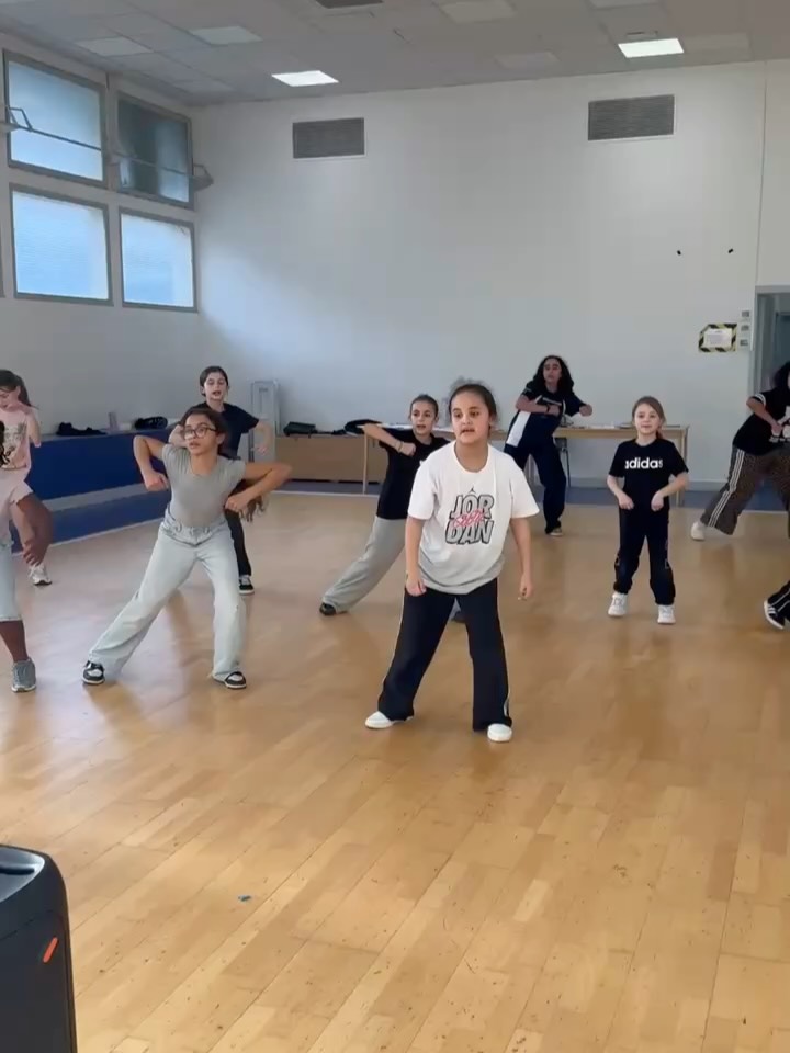 1 semaine.
15 kids.
Une énergie incroyable. 🔥
Pendant le Winter Camp Skip-R, nos jeunes de 8 à 12 ans ont plongé dans l’univers de la culture hip-hop.
Au programme :
🔥 Hip-Hop
🌍 Afrovibe
🌀 Break
🪢 Double Dutch
🎨 atelier graffiti
En seulement quelques jours, ils ont exploré, appris, créé…
et surtout monté un vrai show ensemble.
Pour clôturer la semaine :
une sortie à l’expo Art Zoo à La Défense pour continuer à nourrir leur créativité. 🎨
👏 Bravo aux kids pour leur énergie toute la semaine.
🙏 Merci aux coachs @__.tehani , @dje2_beats, @bboy.horinhop & @kikilycious pour la transmission et l’inspiration.
La relève est là.
👉 Swipe pour revivre la semaine en images.
#SkipRAcademy #WinterCamp #HipHopCulture #Afrovibe #KidsDance Break DoubleDutch