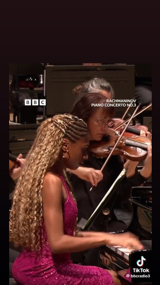 Isata Kanneh-Mason plays Rachmaninoff's fiendish Piano Concerto No. 3 with the BBC Scottish Symphony Orchestra. 🎶🔥
🎥: BBC Radio 3
#pianist #musicianlife #classicalmusic