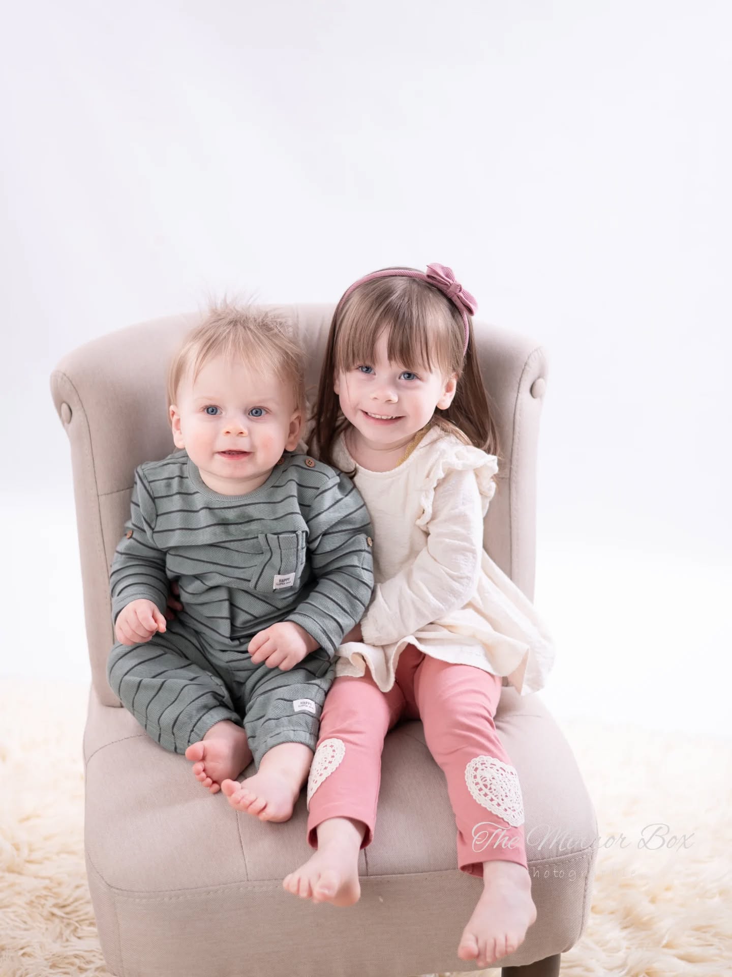 Boa sehen die Kids nicht aus, als wären sie gerade für eine Sedcard fotografiert worden? 😍
So selbstbewusst, so natürlich und einfach wunderschön vor der Kamera. 🤍
Genau solche Bilder entstehen, wenn Kinder sich wohlfühlen und einfach sie selbst sein dürfen.
Wenn ihr euch auch solche Aufnahmen für eure Kinder wünscht, nutzt gerne meine März-Aktion.
📅 Am 31.03. habe ich noch freie Termine – und es sind auch Ferien. 🤭🌞
Perfekt also für ein entspanntes Shooting.
Schreibt mir einfach eine Nachricht und sichert euch euren Platz.
.
.
The-mirror-box@gmx.de
www.the-mirror-box-photographie.de
.
.
#sedcard #fotoliebe #dortmund #ruhrpott