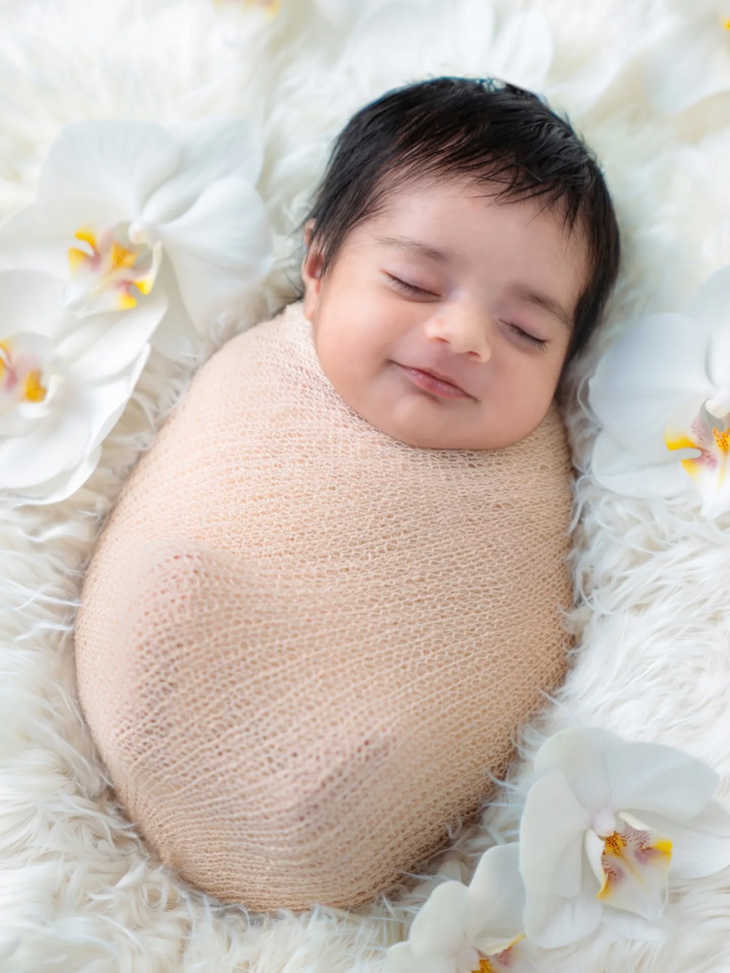 This tiny bundle just made the world a little brighter. ✨
Soft wraps, dreamy poses, and magical newborn photography sessions at home in Delhi NCR to preserve the first chapter of your baby’s story.
.
.
#newbornbaby #newbornphotography #babyphotoshoot #delhimoms #parenthood