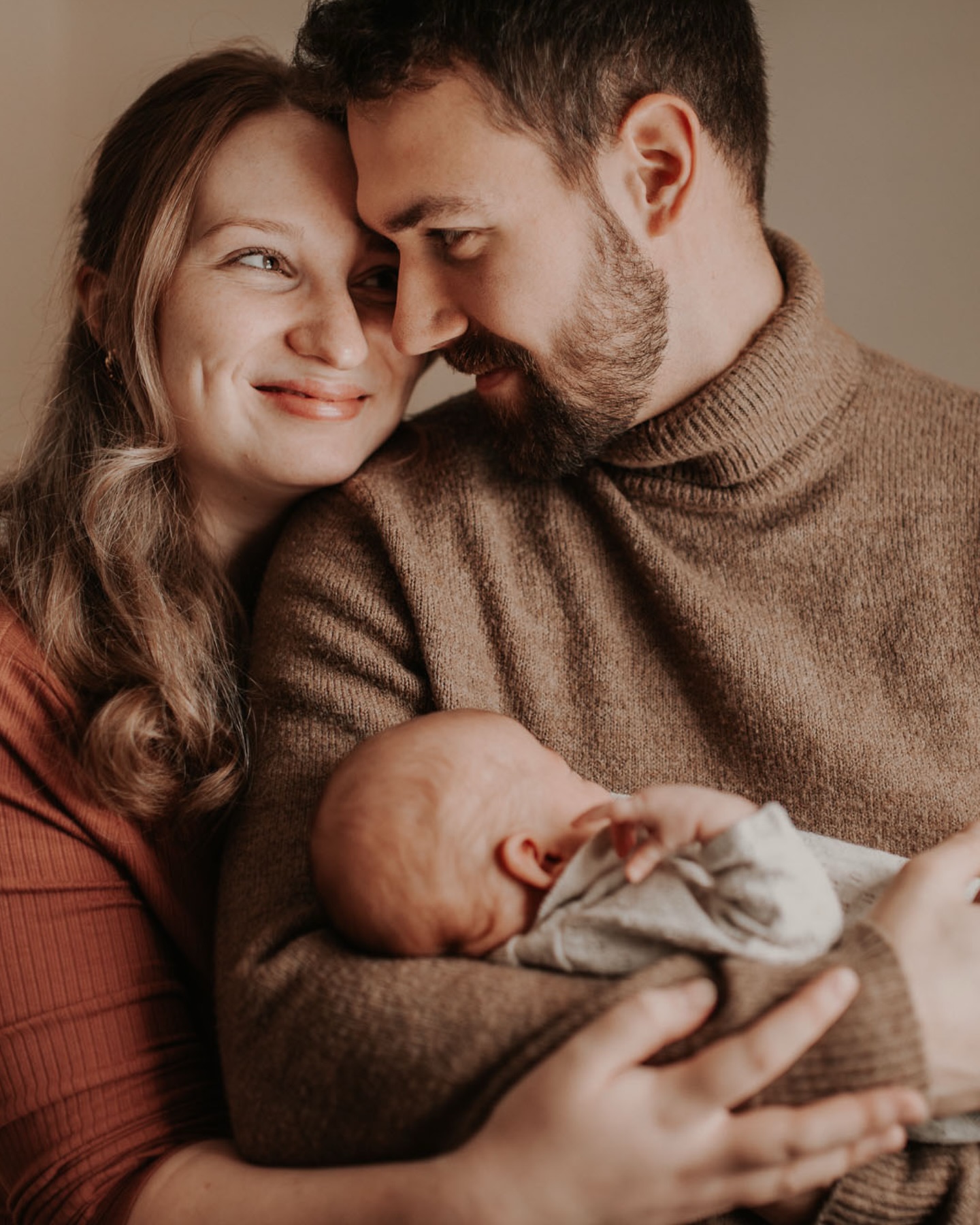 Viele Eltern sagen später: Diese ersten Wochen sind viel zu schnell vergangen.
Plötzlich ist da dieser kleine Mensch.
Alles wird leiser, langsamer, intensiver.
Die Art, wie ihr euer Baby anschaut.
Die winzigen Hände in euren.
Die Nähe, die in diesen ersten Wochen entsteht.
Viele Eltern sagen später, wie schnell diese Zeit vergangen ist. Gerade deshalb ist es so wertvoll, sie festzuhalten.
Bei mir geht es nicht um perfekte Posen oder einen festen Ablauf. Es geht darum, dass ihr euch wohlfühlt und Zeit habt, anzukommen. Dass euer Baby bestimmen darf, wann eine Pause gebraucht wird.
Vor unserer Session sprechen wir in Ruhe darüber, was euch wichtig ist. Ihr bekommt eine kleine Orientierung für Kleidung und Farben, damit alles natürlich zusammenpasst. Wenn ihr möchtet, könnt ihr auch auf eine Auswahl an Kleidern und Baby-Outfits zurückgreifen, so dass ihr euch um nichts kümmern müsst sondern ganz im Moment sein könnt.
Während wir fotografieren, dürft ihr einfach zusammen sein. Ich begleite euch ruhig und aufmerksam und halte die kleinen Momente fest, die euch als Familie ausmachen.
Aus dieser Zeit entstehen Bilder, die nicht nur schön aussehen, sondern sich später wieder genauso anfühlen wie eure gemeinsame Zeit.
Familienfotografin Thüringen
Emotionale Fotografie
Liebevolle Erinnerungen
Homestory
#babyfotografiethüringen
#newbornthüringen
#homestorythüringen
#familienfotografiethüringen