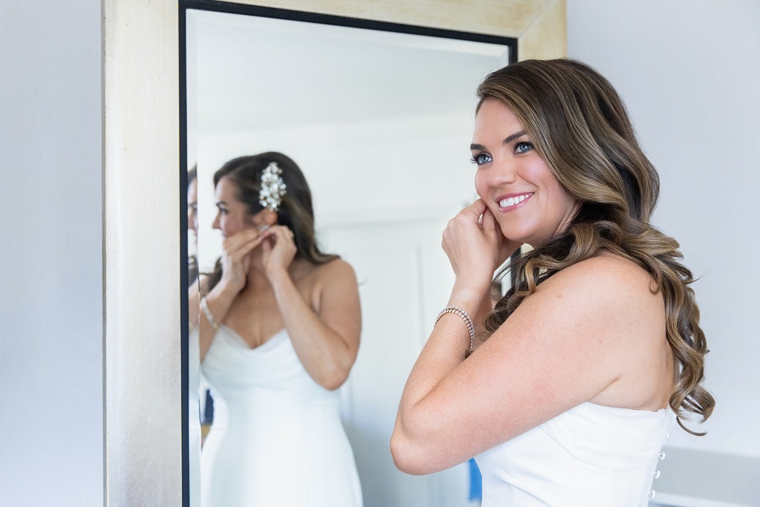 Unpopular opinion:
If your wedding morning feels rushed, chaotic, or loud — it’s not “part of the magic.” It’s a failure in planning.
Luxury isn’t lashes or lip gloss.
Luxury is silence between moments.
A timeline that breathes.
A beauty team that protects your nervous system as much as your hair.
That’s the experience we provide — calm, clarity, confidence from the first brush stroke.
Chicago brides getting married in 2026:
The most peaceful mornings book well in advance.
Inquire now before your date disappears.
#ChicagoBrides #ChicagoWeddings #ChicagoWeddingHair #ChicagoMakeupArtist #LuxuryBride
Photos by @cageandaquarium