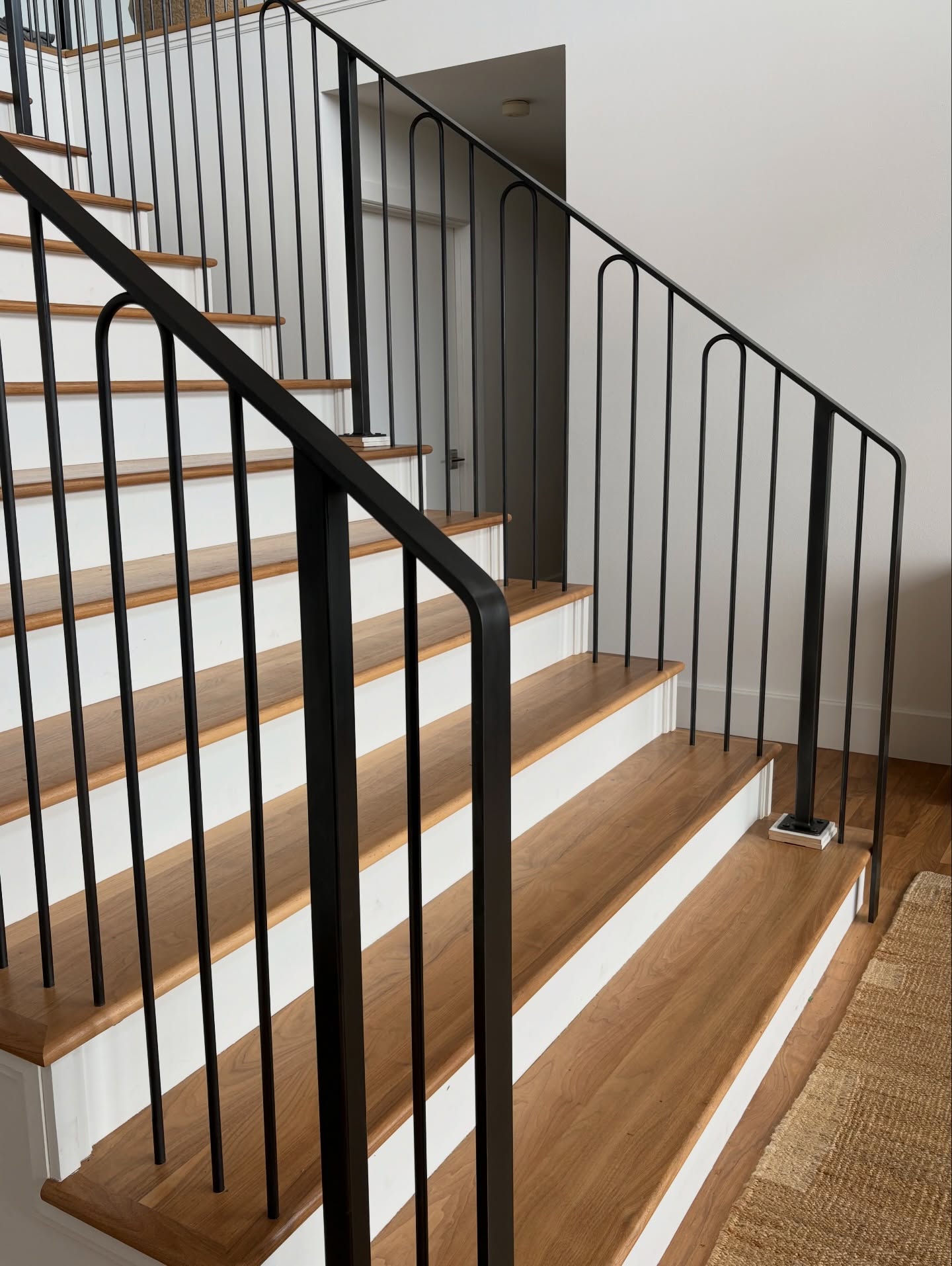 I am obsessing over the custom railing we've created at House in the Hill 😍 this railing completely changes the vibe of the home (peep the before on the last slide). The rounded balusters, the patina finish... it's subtle yet also makes an impression as soon as you enter the home. We still have a few details to wrap up on it but I couldn't wait a minute longer to share this transformation! A huge thank you to @rimfire_ironworks for making this happen!
#boisegeneralcontractor #boiseinteriordesigner #boiseinteriordesign #boise #remodel