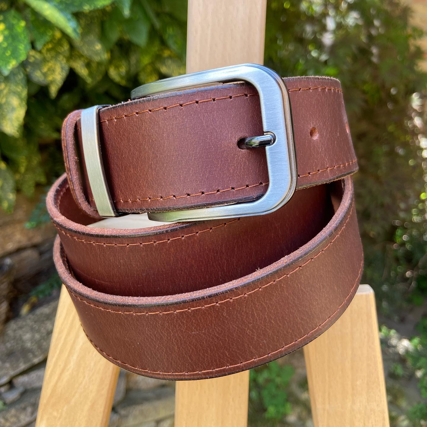 Vastag marha bőrből készített férfi öveink örök darabok😊
Rendelhetsz itt üzenetben is😍
Ára 13.900.- Ft
#bőröv #valódibőr #örökdarab #egyediajándék #férfiaknak