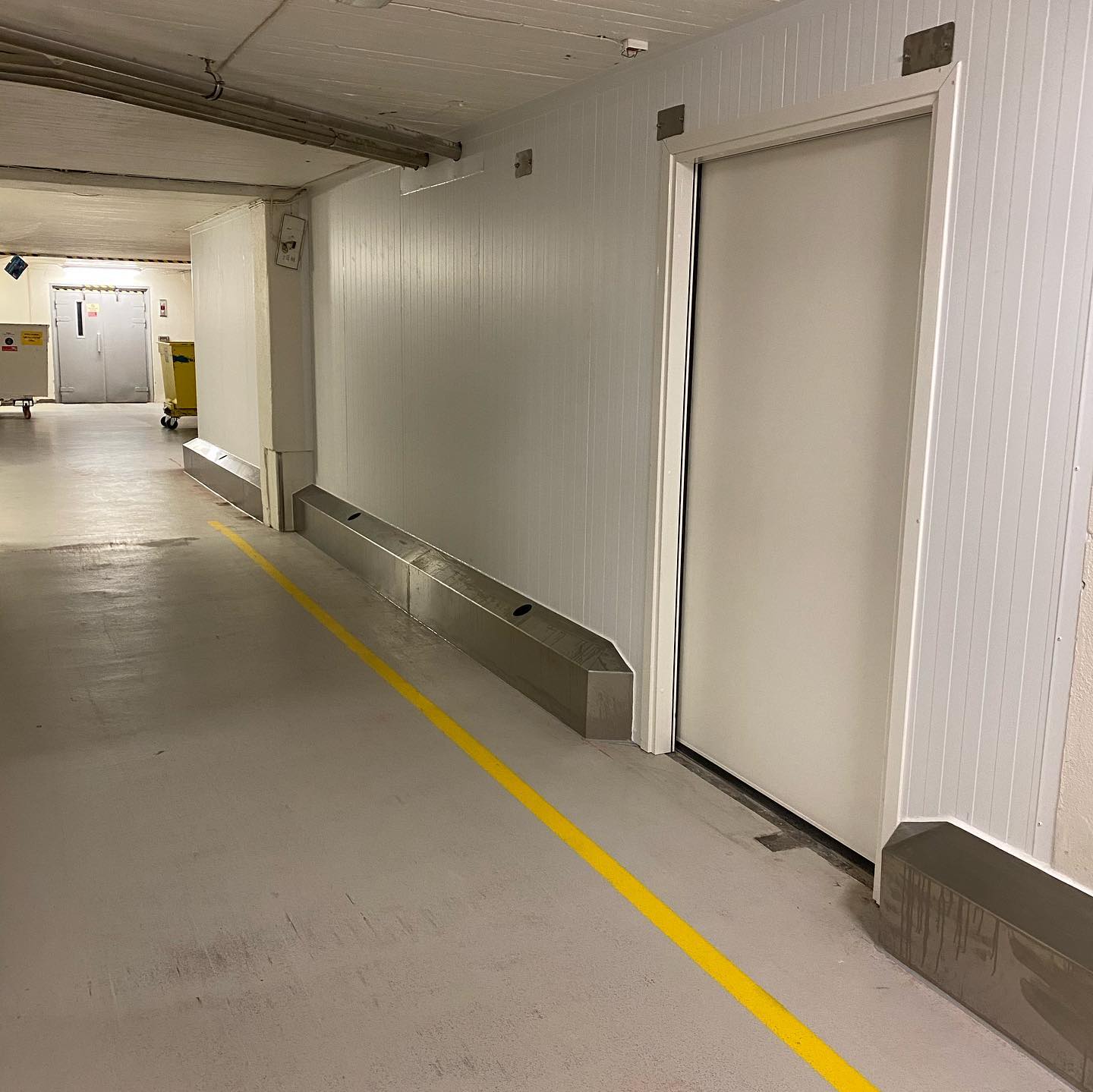 Satt opp nye vegger og montert Rustfrie sokler. Da gjenstår kun fylling av betong i soklene.