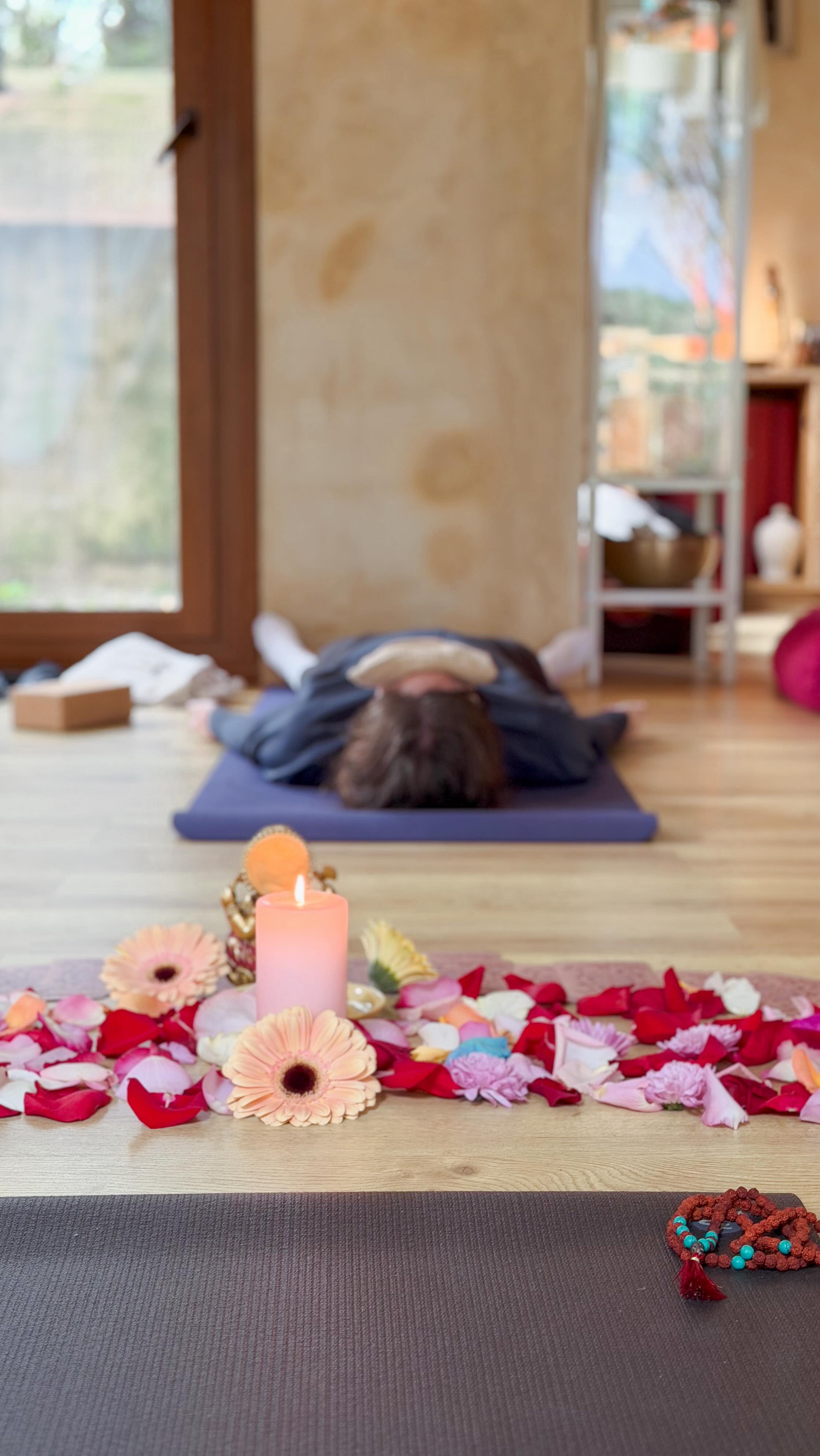 𝐅𝐋𝐎𝐑𝐄𝐂𝐄𝐑 🌼 𝟸𝟶𝟸𝟼
Sencillamente un encuentro íntimo, equilibrado y bastante sanador a todos los niveles. Un grupo que ha sabido integrarse y ser balanza para que nos sintamos sostenidas desde la verdad.
Éste ha sido el broche perfecto y ahora toca esperar un año y medio hasta el siguiente. Yo he dado paso a la primavera con ellas, hemos florecido juntas y ahora toca ver que color tiene cada una de las flores que hemos sembrado 💐
Gracias a todas por ser parte @amgo06 @martaaramonte @auxi.rg @hablieber @vicyogui Mercedes y Juani 🤍
Seguimos creando ✨