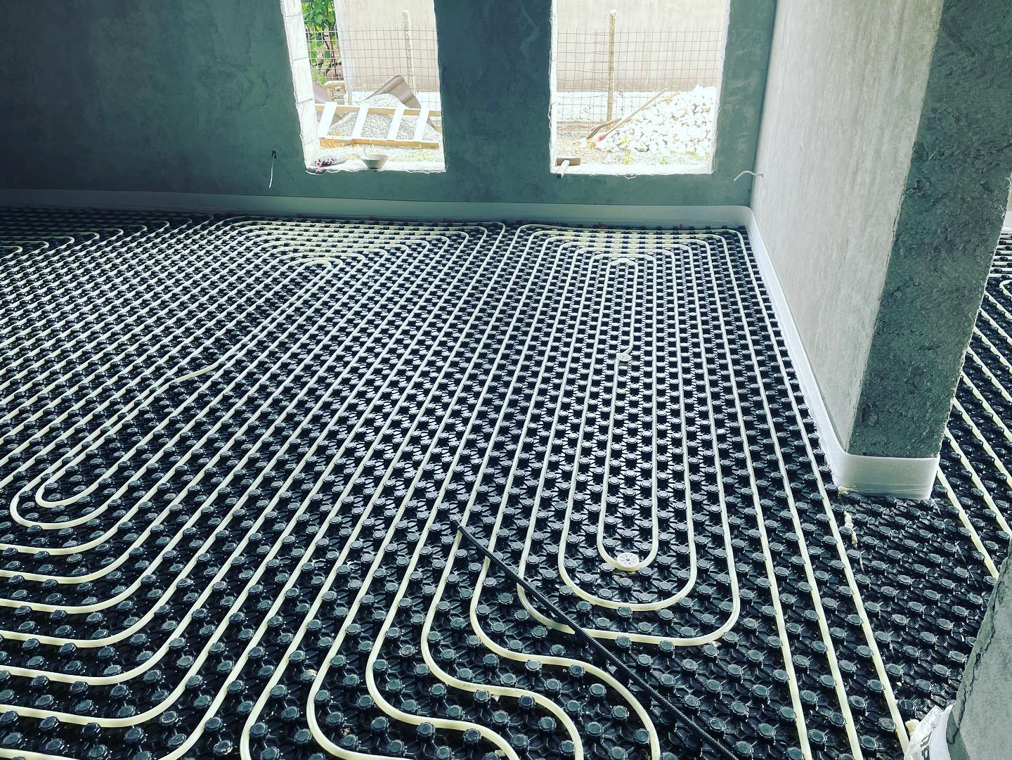 Am executat o încălzire în pardoseală cu placă cu nuturi Tece, țeavă RBM pex-C, distribuitor Ferro. Este o variantă excelentă raport calitate-preț. În toate camerele au fost pregătite cablurile pentru o viitoare automatizare, în scopul de a reduce semnificativ factura la gaze.
#plumberslife #underfloorheating #ufh #tece #rbm #ferro #salus