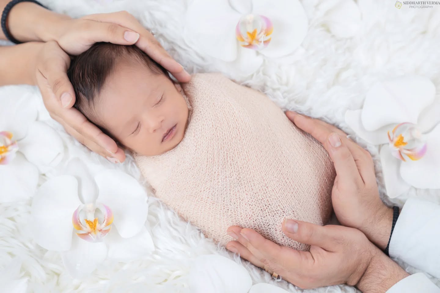 Because they’re only this tiny once. 🤍
Capturing those sleepy newborn moments, delicate details, and first memories with a professional baby photoshoot at home in Delhi NCR.
.
.
#newbornphotography #babyphotography #newbornphotoshoot #delhiphotographer #momlife