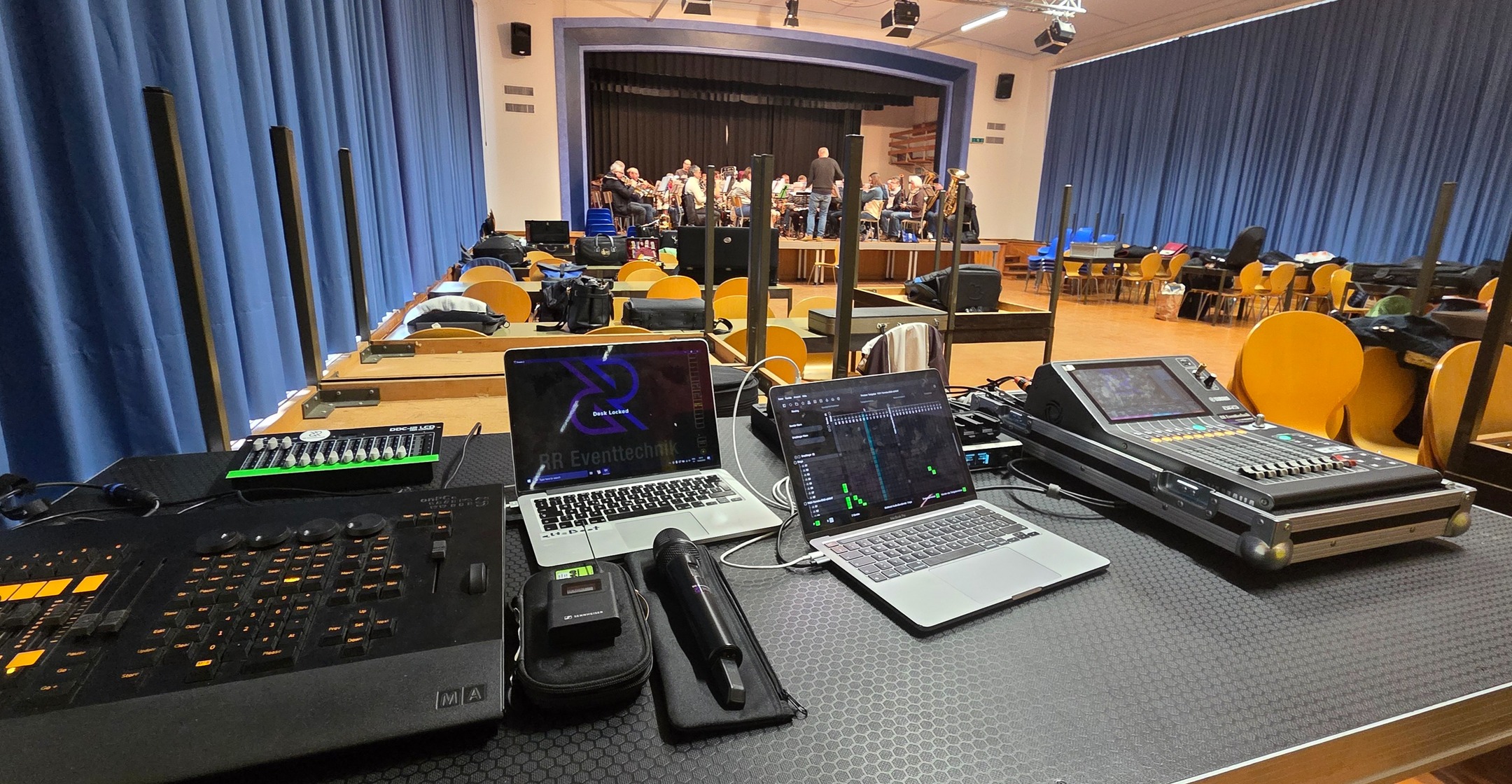 Im Februar 2026 durfte ich die Licht- und Audiotechnik für das Jahreskonzert der @mg_safnern zusammen mit dem @gemischter_chor_safnern umsetzen und teilweise installieren.
Der Chor wurde mit zwei Bühnenmikrofonen über die Saallautsprecher elektroakustisch verstärkt, damit er im ganzen Saal gut hörbar war.
Für mich war das eine spannende und zugleich herausfordernde Aufgabe, die jedoch sehr gut funktionierte und mir viel Freude bereitet hat.
Vielen Dank für die tolle Veranstaltung und die Möglichkeit, dieses Projekt auch von technischer Seite her zu realisieren.
Genutzte Technik:
Audio:
• Yamaha DM3 mit Allen & Heath Stagebox über Dante
• Sennheiser EW-DX digitales Funkmikrofonsystem
Licht:
• MA2 onPC Command Wing
• 6-Kanal 16A Dimmer
Sonstiges:
• Diverse Kabelmikrofone, Stative und Verkabelung