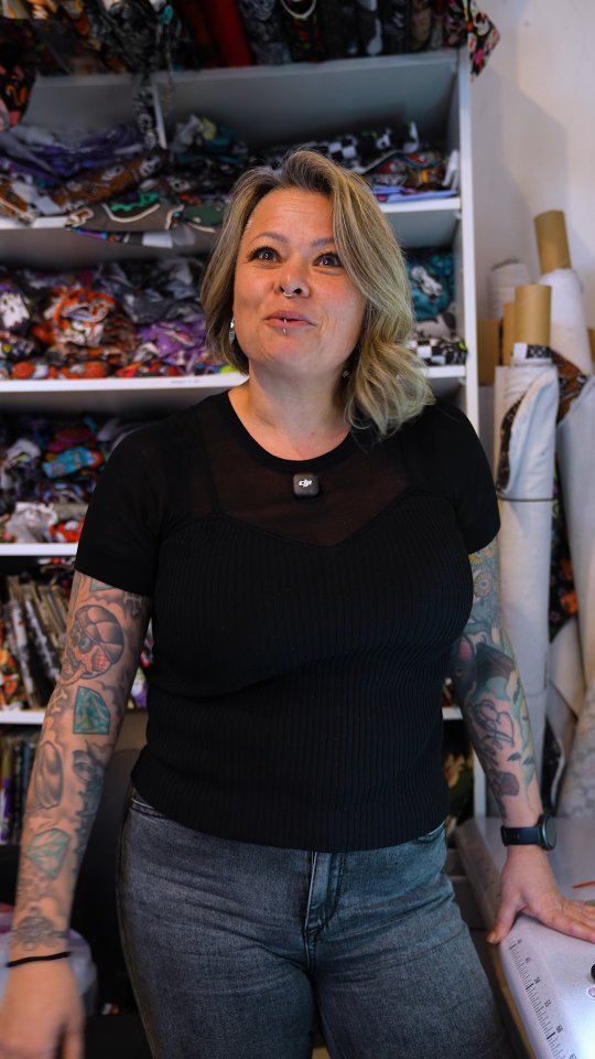 Dans notre atelier, chaque création prend vie grâce au savoir-faire de notre collègue couturière K-ro. À partir de textiles imprimés par nos soins, elle confectionne avec précision une multitude d’objets personnalisés : accessoires, supports promotionnels et pièces uniques.
Chaque couture est réalisée avec soin pour transformer nos impressions en produits durables et de qualité.
Vous avez un projet textile personnalisé ? Contactez-nous pour lui donner vie.