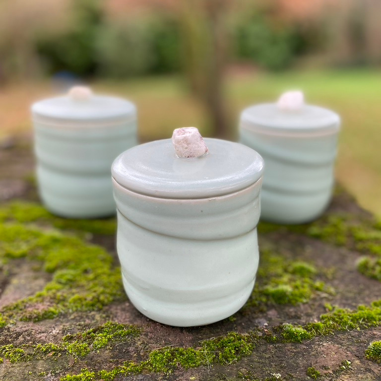 Des petites boîtes aux couleurs de la rivière Drôme..
Grès blanc, émail céladon maison, et petit caillou ramassé dans les rivières soudé par la cuisson
#ceramics
#ceramiquedrome
#tournageceramique
#interiordesign
#tablewear
#homedecor
#stonewarepottery
#decorationinterieur
#madeinfrance
#glazes