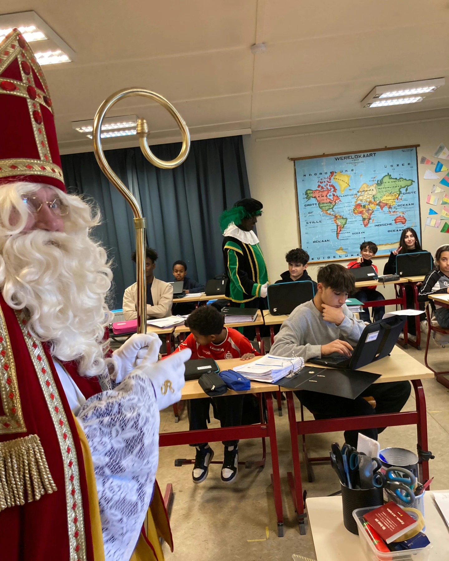 Oooh, kom maar eens kijken...
wat voor brave en sterke leerlingen wij hebben op onze school!
❤️🤍💜💚
#okan #detaalboom #sinterklaas #sintopschool