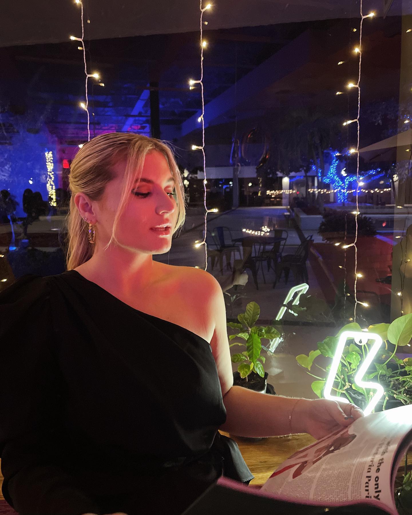 hot girls read strike mag. #issue04