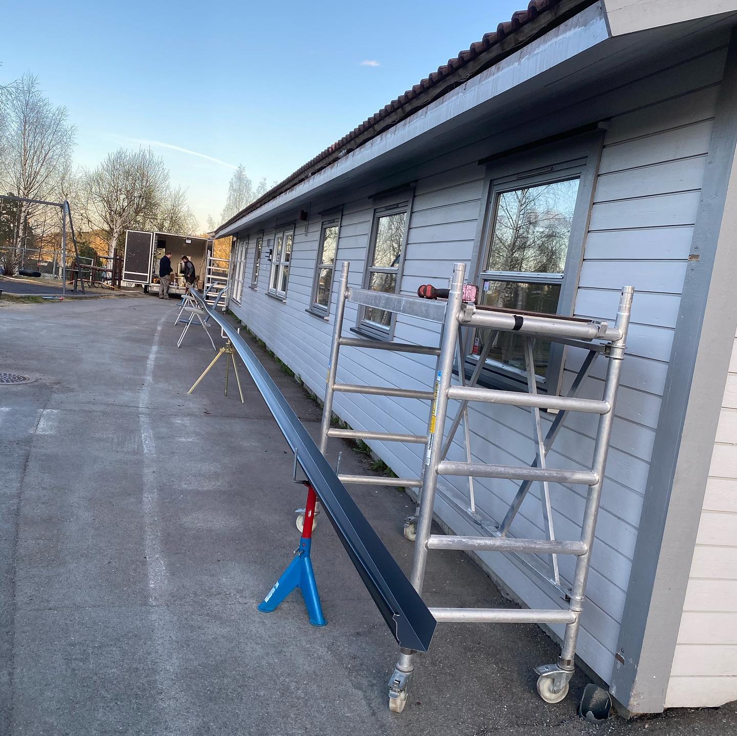 Montering av kaizer skjøtefrie takrenner på barnehage i Hunndalen. Den lengste på bygget er over 27 meter lang.