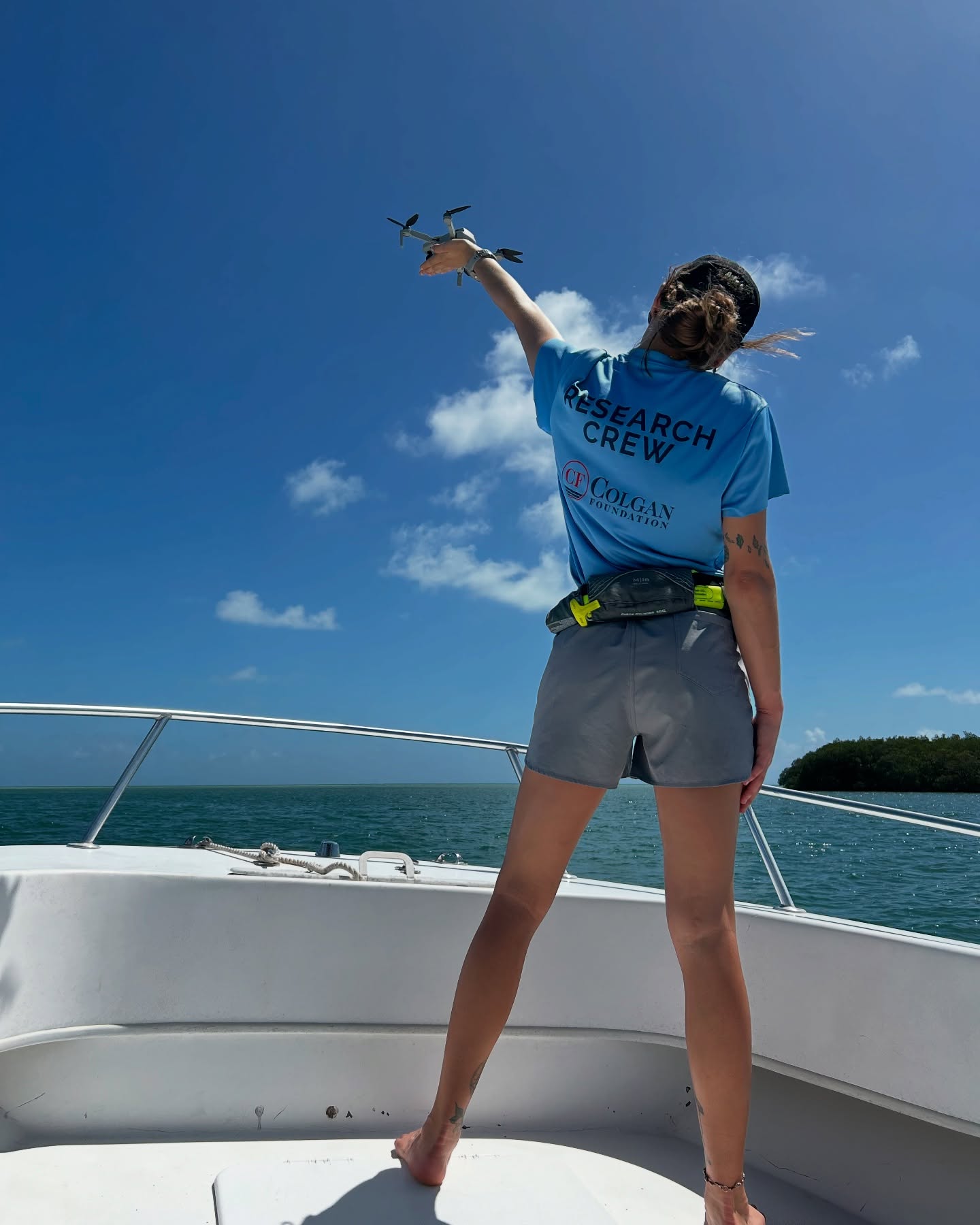 Great #fieldwork in the @floridakeysnms #filming #endangered #eaglerays for @jordanwaldron #dissertation #research. The #drone is used to follow the #eagleray and document its #habitat use and #behavior. On occasion the #rays #swim right by the #boat. @jordanwaldron is assisted by @fauscience #graduate #students @genevievesly09 @natoshi986. Looking forward to our final day on the #water tomorrow. Very #grateful to @colganfoundation for supporting our research. #marinebiology #stingray @dusky_boats
