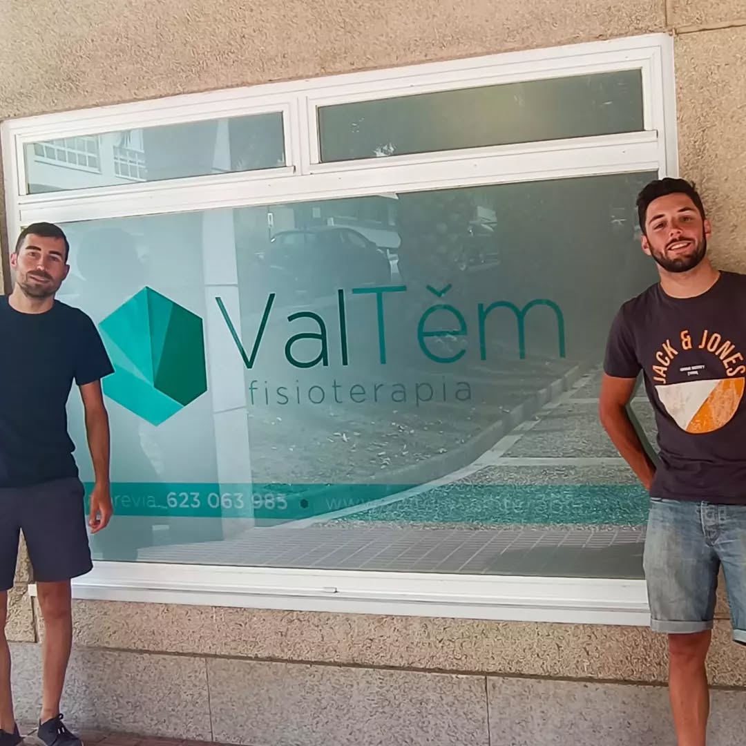 Estos dos cracks que hemos tenido como pacientes el pasado viernes son todo un ejemplo de constancia y dedicación.
Este pasado mes de julio han emprendido un camino de vuelta a casa muy especial.
Jonathan vive en Oxford pero es de A Coruña. Él y su amigo Eloy recorrieron en bici los kilómetros que separan ambas casas en 15 días !!!
Todo esto gracias a años de entrenamiento constante que les permitió no solo conseguir esta gran hazaña sino hacerlo disfrutando y sin ninguna lesión!
Llegaron a nosotros para hacer una descarga y ver algunas leves molestias pero nada importante! 💪🏼
Muchas gracias por confiar en @valtemfisioterapia
Enhorabuena @eloybc y @jsanchezmosquera
🚴🏽♂️🚴🏽♂️