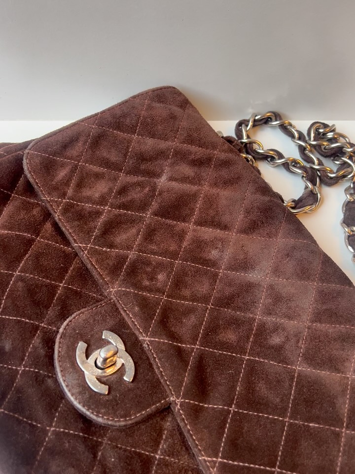 An ex- #Chanel staff has been holding onto this beauty. A beautiful brown #suede Chanel flap bag… For a while without wearing it as the suede has come undone/ torn. #Recently she discovered our services, thanks to our dear friends at @whatwewore.boutique and was able to revive her inner #ChanelGirl 🤎✨
Each bag has its unique story. We are delighted to be apart of their journeys 👜
Chanel bag repairs are a specialty at The Reco Lab. There’s not much we haven’t seen 👀