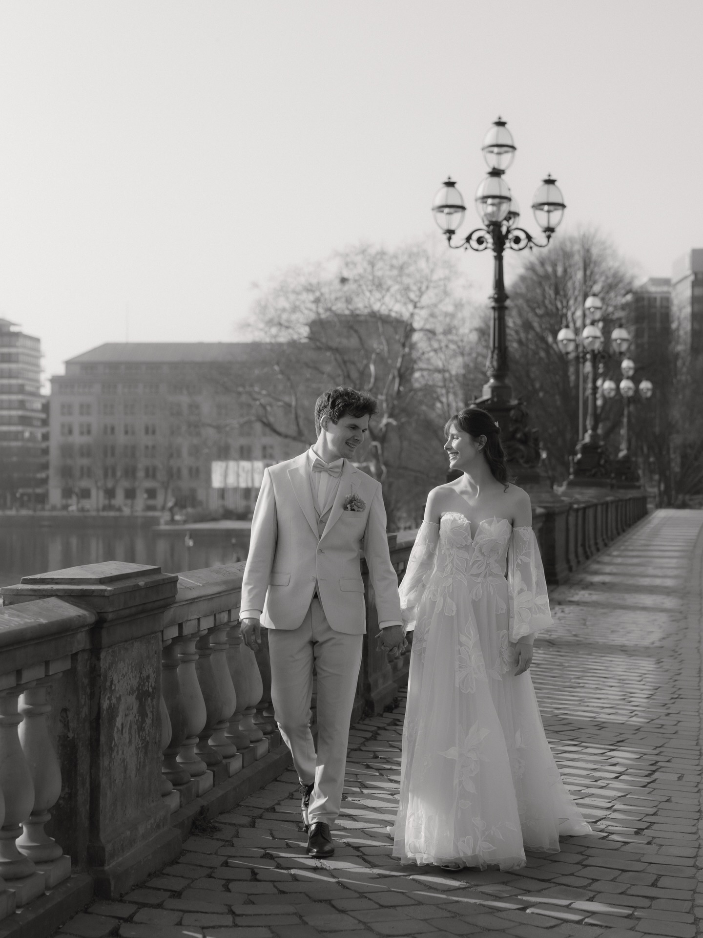 M & F 🤍
Eine wunderschöne Liebesgeschichte an den schönsten Orten Hamburgs ✨
Mit den schönsten Blumen von @ankevondermehden
#hochzeitsfotografhamburg #hochzeithamburg #hamburghochzeit #hochzeitsfotografiehamburg