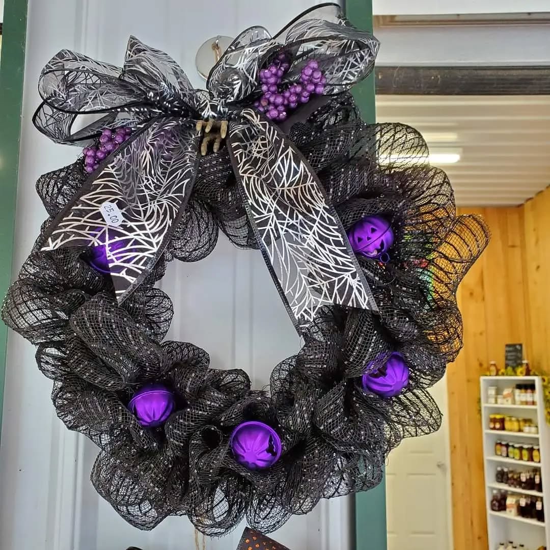 Halloween wreaths 🎃 available until they are sold out. Stop in soon!
.
.
#opendaily #halloween #wreaths #fall #autumn #coldspringfarm #lawyersville #schohariecounty #farmstandfinds