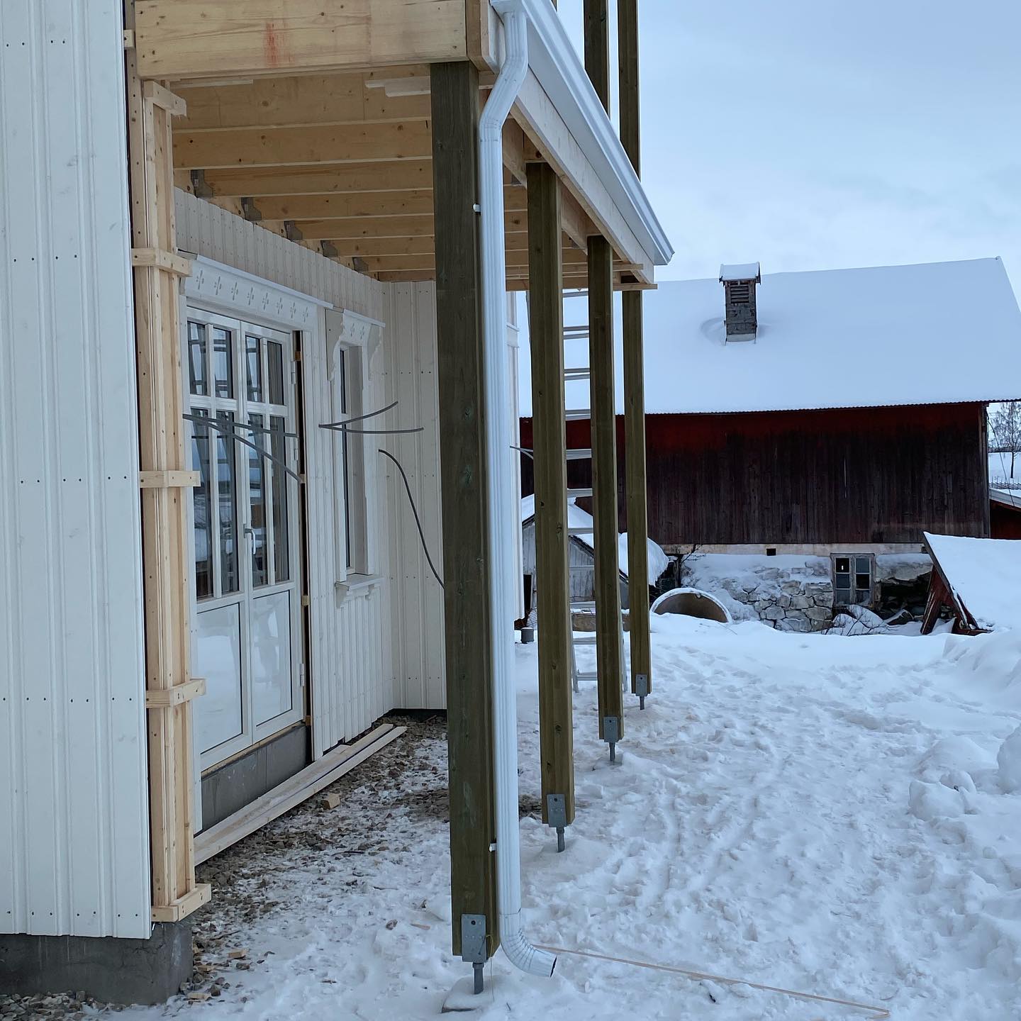 Montert Kaizer skjøtefrie takrenner på terrasse .