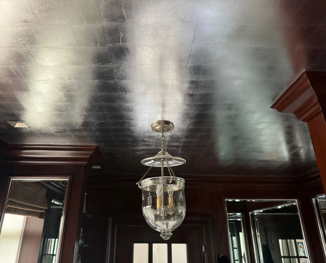 Gilt ceiling in a New York City home by our artisan Leah Beth Fishman in collaboration with Katch Interiors.
Link in bio to see more of this project.