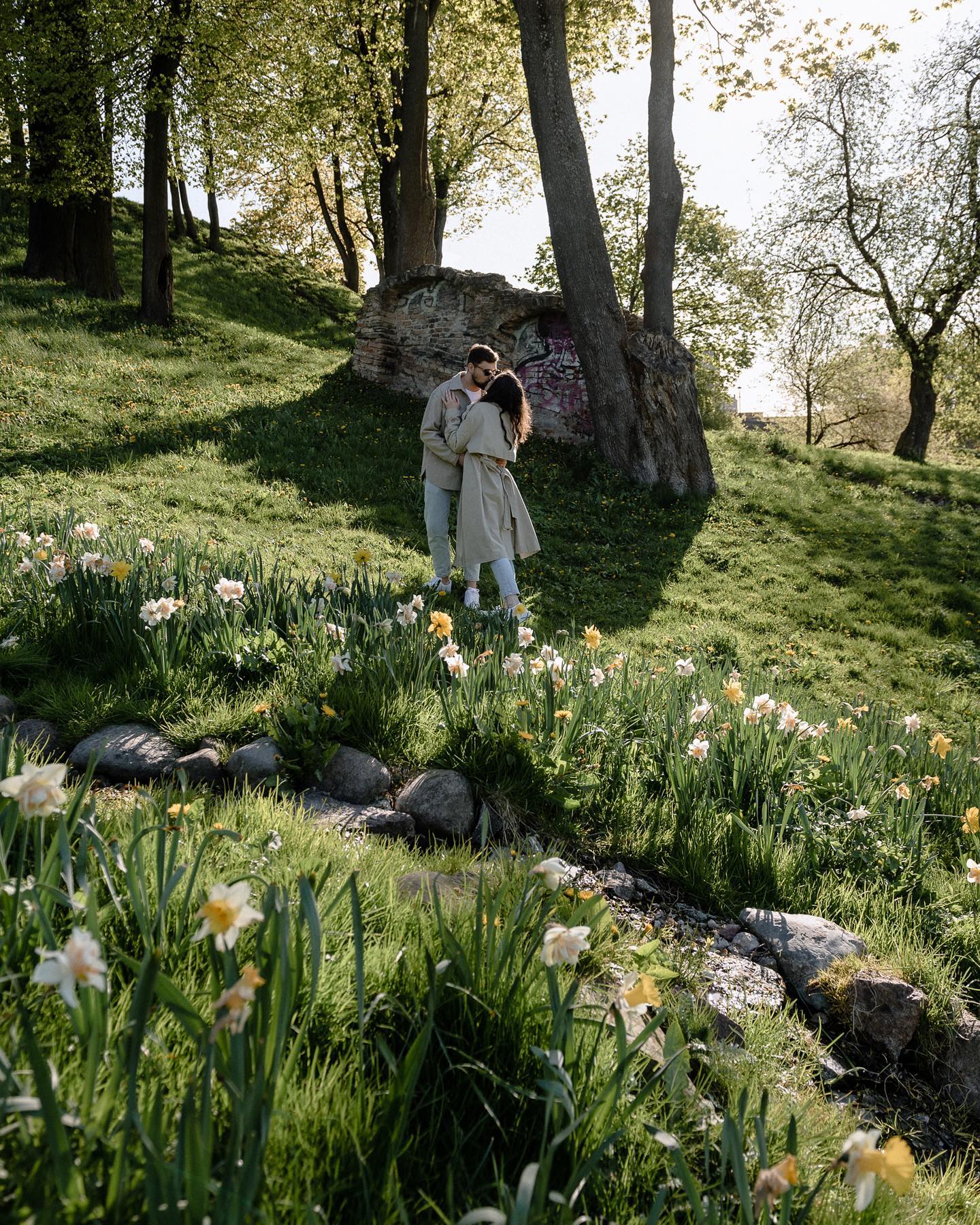 Retai dalinamės porų fotosesijomis, bet ši mums tokia pavasariškai gaivi ir tinkanti dabartinei nuotaikai, kad negalėjome neparodyti Indrės ir Tautvydo priešvestuvinio pasivaikščiojimo žydinčiame Vilniuje 🌿