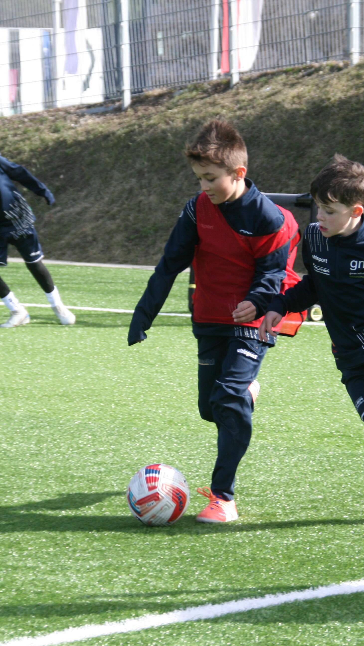 One-Touch & Move! ⚡️
Schneller spielen, schneller frei werden.
Wer nach dem Pass stehen bleibt, hat schon verloren. 🔥