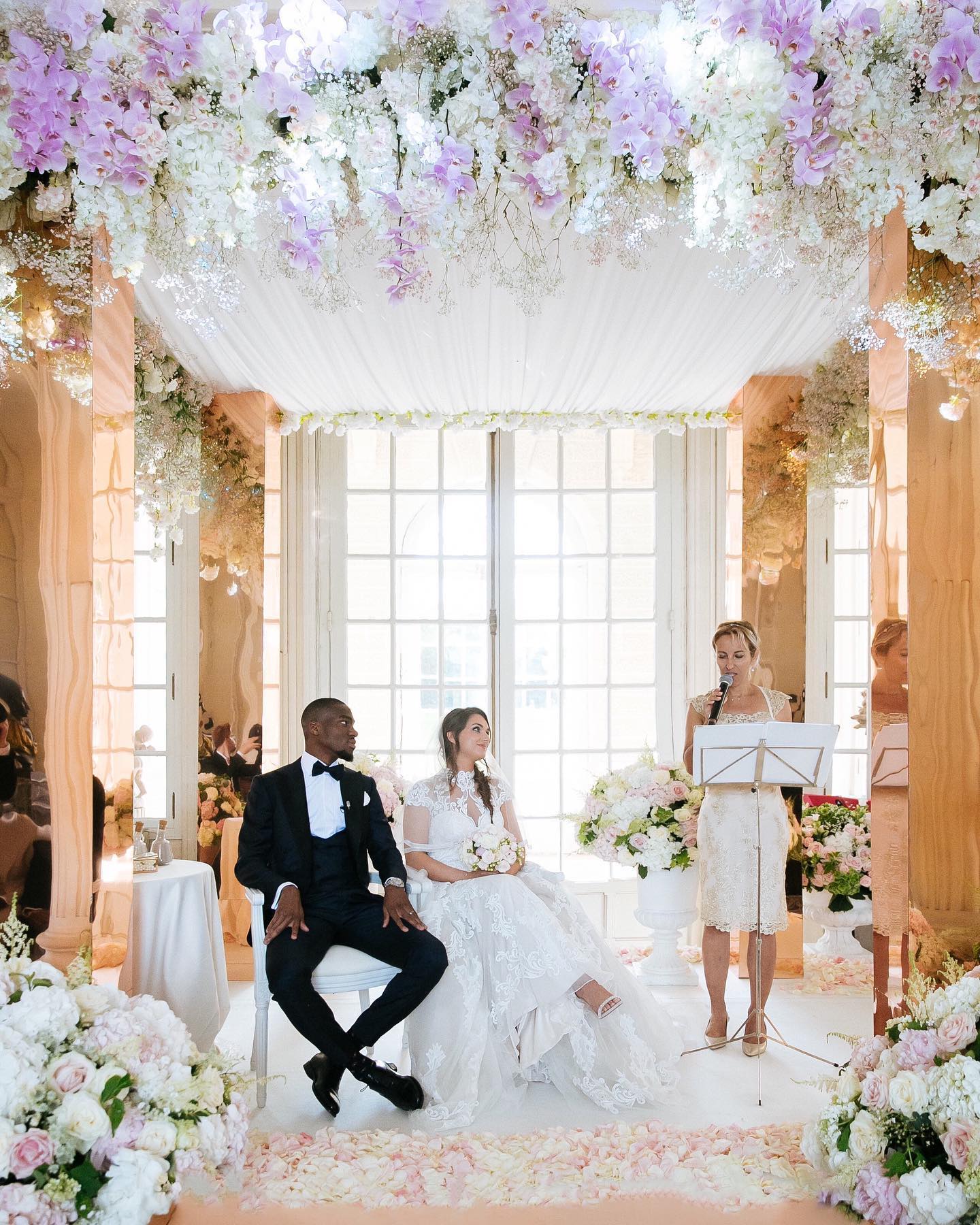 Le cadre était magique, l’émotion palpable, ces sourires et cet amour surtout, disaient tout.
Une heure de pure émotion,
une minute de silence,
des larmes de reconnaissance,
une ode au chemin parcouru,
à la détermination, au courage
un point d’ancrage,
un instant suspendu de douceur,
et surtout, le bonheur…
Celui d’être ensemble et de savoir apprécier ces instantanés.
Morgane et Geoffrey @kondogbia,
Je vous souhaite un très bel anniversaire et des millions de petites et grandes explosions d’émotion 💕
Wedding planners: @weddingplanner_sandyt & @agatheb_weddingparis
Deco & Fleurs : @labeldecoparis
Photo: @skiss_photo
Lieu: @chateau_de_baronville Music 🎵 : @ivanastringquartet