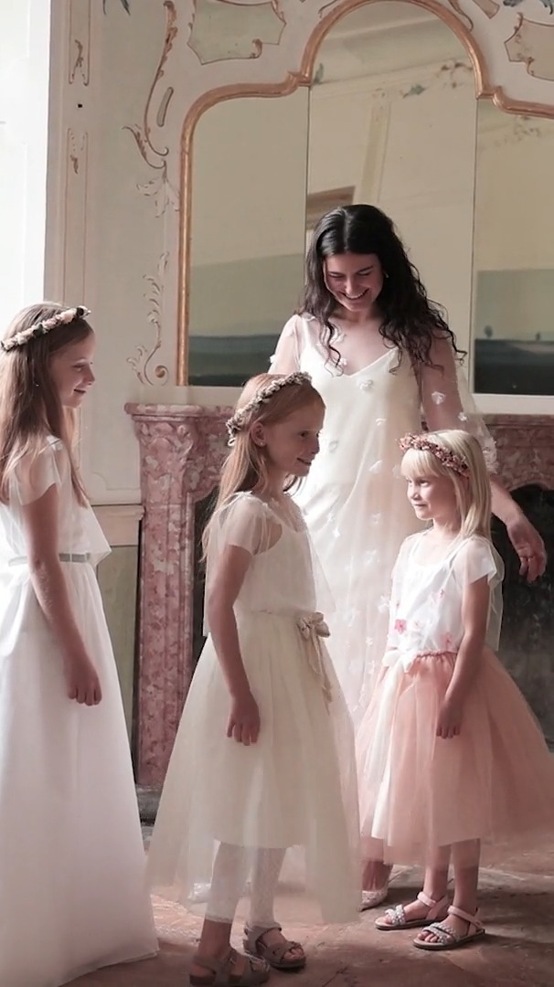 Gemeinsam – Seite an Seite – Lächeln und verzaubern 💛✨
Location @schlossreichenau 🏰
#yulidesign #brautkleid #blumenmädchen #tüllliebe #slowfashion #wandelbar #madeingraubünden