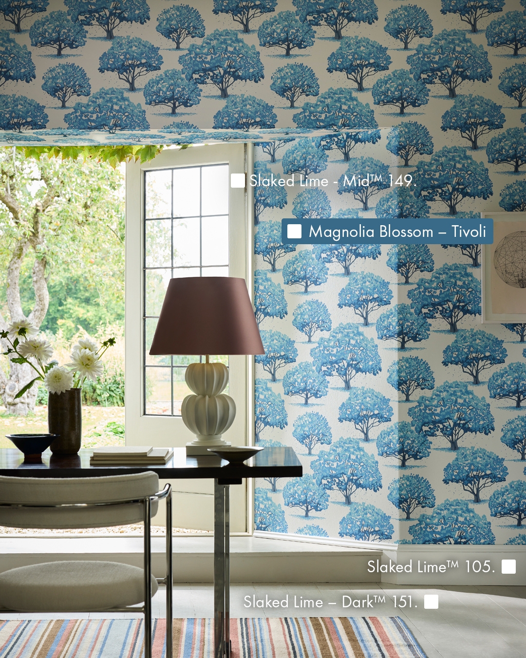 Mit einer Tapete mit botanischem Motiv in Ihrem Arbeitszimmer schaffen Sie eine inspirierende, energiegeladene Umgebung für Ihre Arbeit.
Ein auffälliger, blattreicher Druck wie „Magnolia Blossom” von Little Greene bringt Leben in Ihren Arbeitsbereich und hilft Ihnen, den ganzen Tag über motiviert zu bleiben.