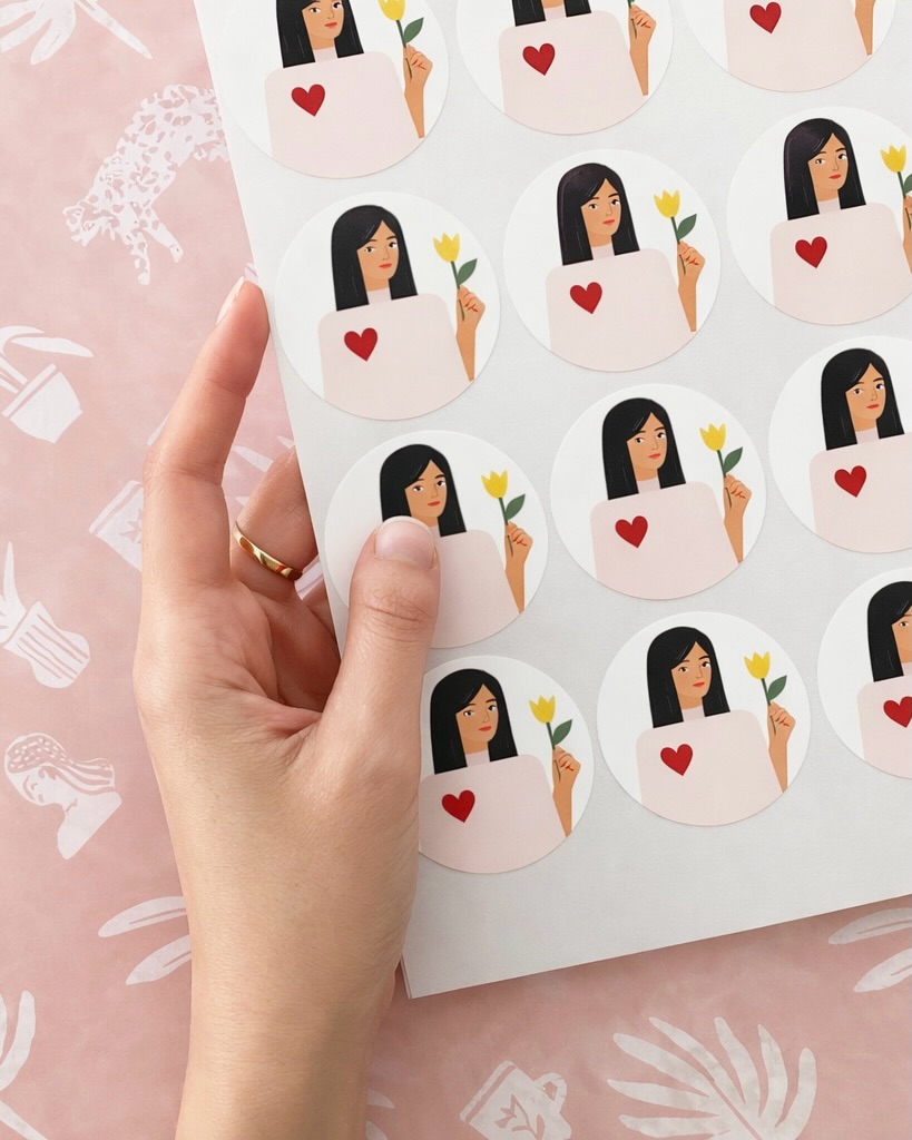 ¡Stickers en vinil adhesivo para elevar tus empaques!
Tú eliges la forma, el tamaño y la cantidad: nosotros los producimos con precisión.
¡Cotiza con nosotros!