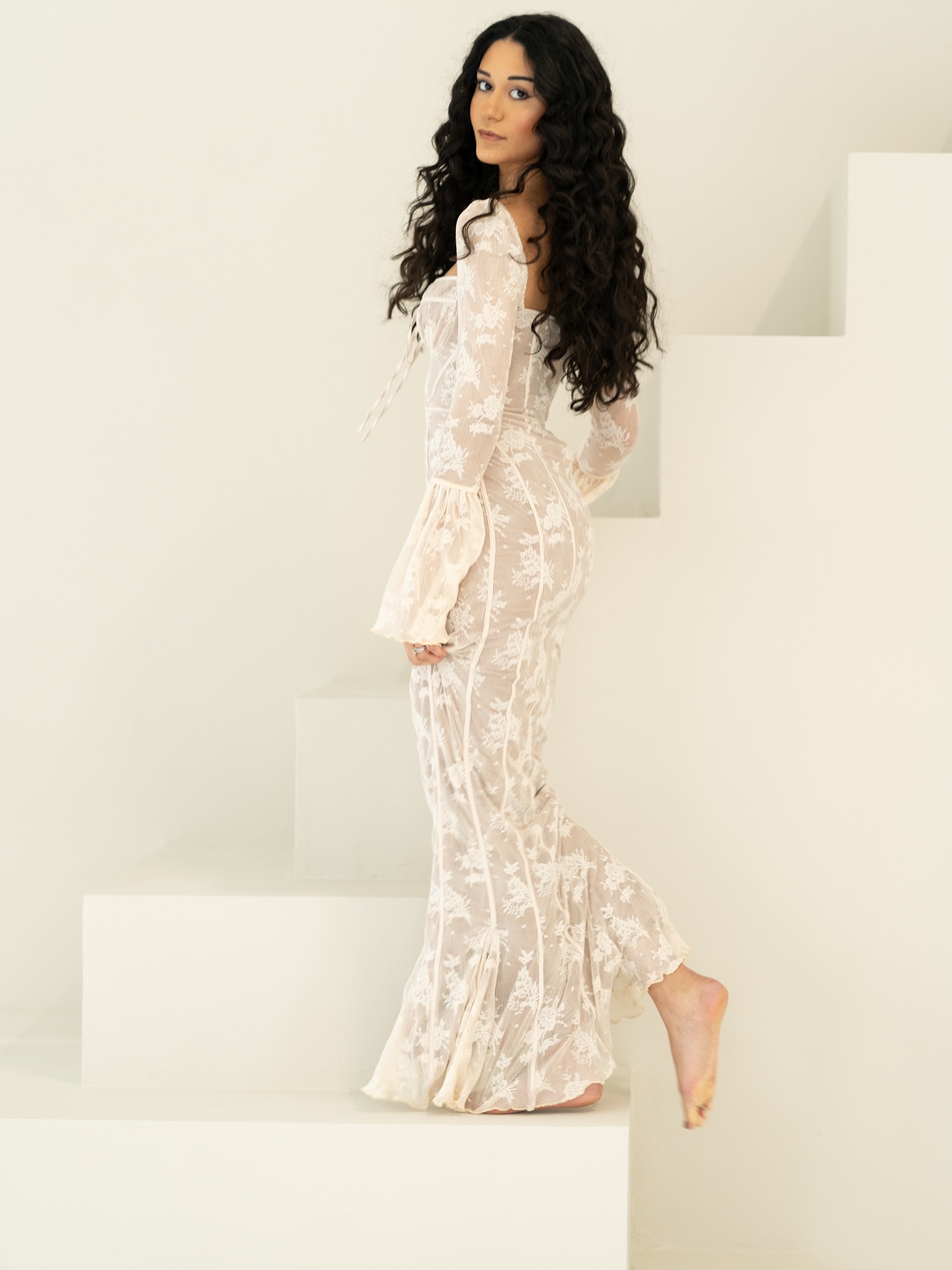 The perfect dress to fall in love ✨ @houseofcb
📸: @feliciavphoto