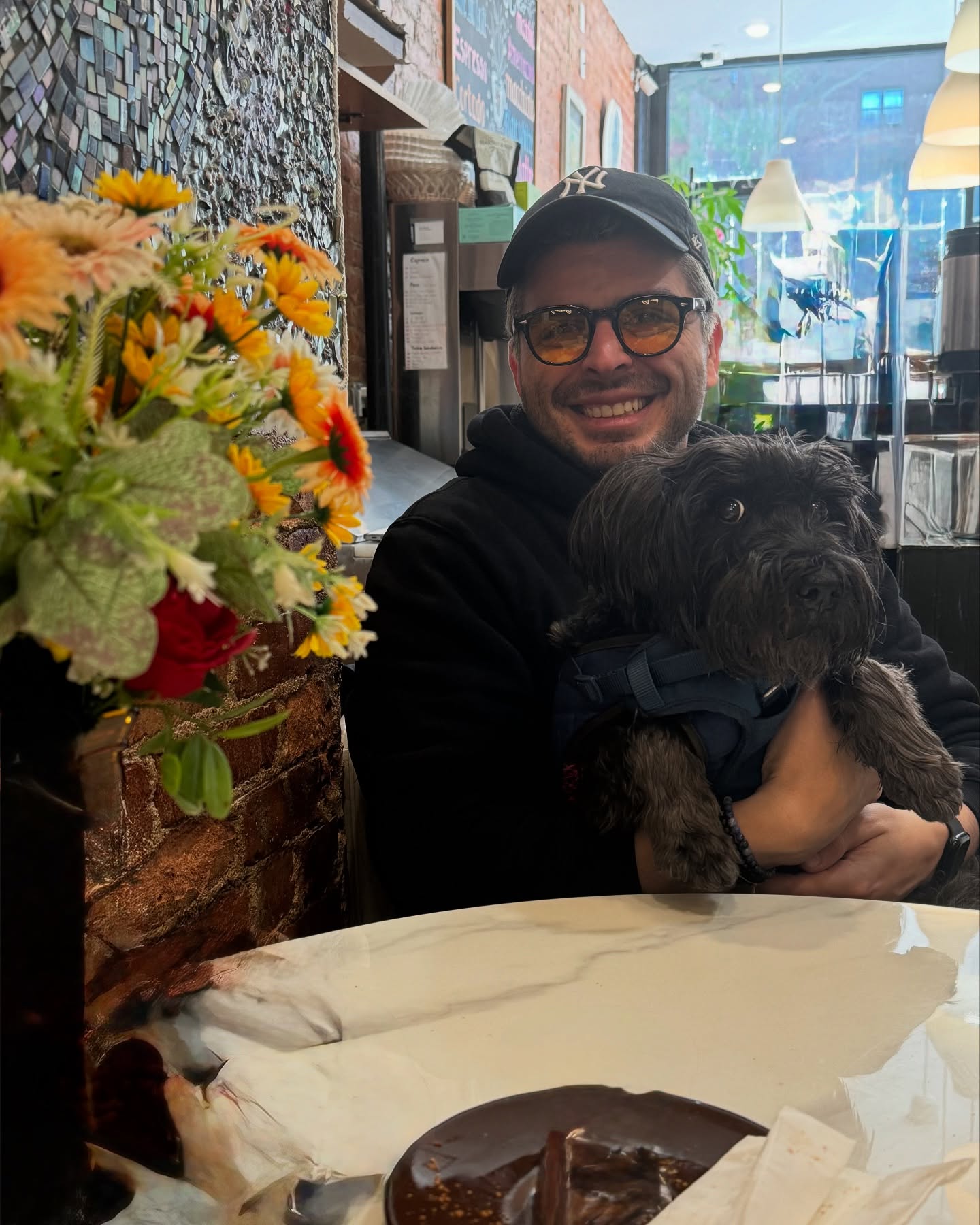 2024, qué año tan intenso.
Fue un viaje de descubrimientos, aprendizajes y retos personales que me llevaron más allá de simplemente reinventarme: me redescubrí.
Fue un año de replantearme cómo quiero contribuir como ciudadano del mundo, redimensionar mi perspectiva de la vida y valorar lo que realmente importa. Apoyar a mi comunidad SIEMPRE, estar para los míos, y seguir construyendo familia con mi esposo y mi Zaperoco.
Ahora, 2025… estoy listo para ti.
Happy New Year ✨✨✨