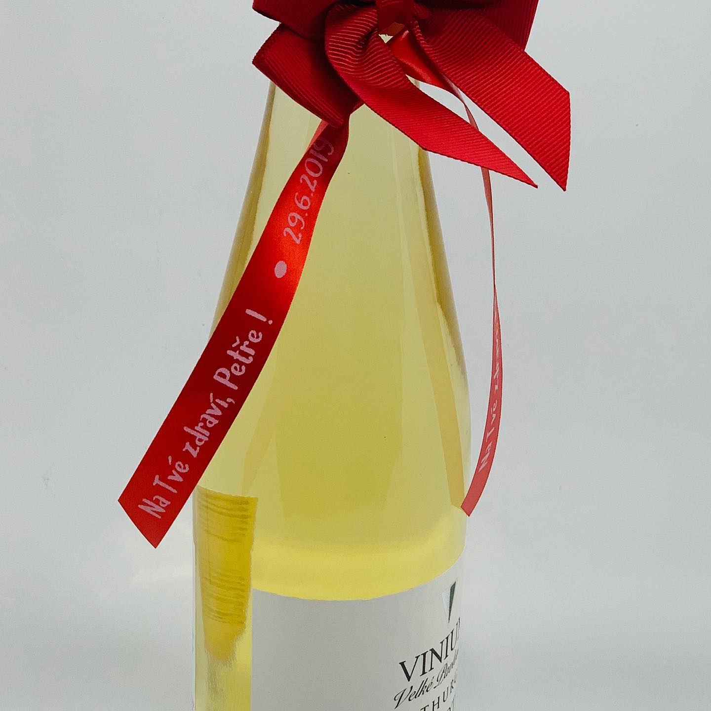 Darujte lahvinku s věnováním!🥂 Elegantní stuha s Vašim individuálním textem je originální nápad. ☺️👌Zkrátka Řekni to stuhou... 🎗#reknitostuhou #potisk #venovani #vino #svatomartinske #vinecko #vineckobile #jiznimorava #stuha #darek #giftideas #gift #originalnidarek #stužka #ozdoby