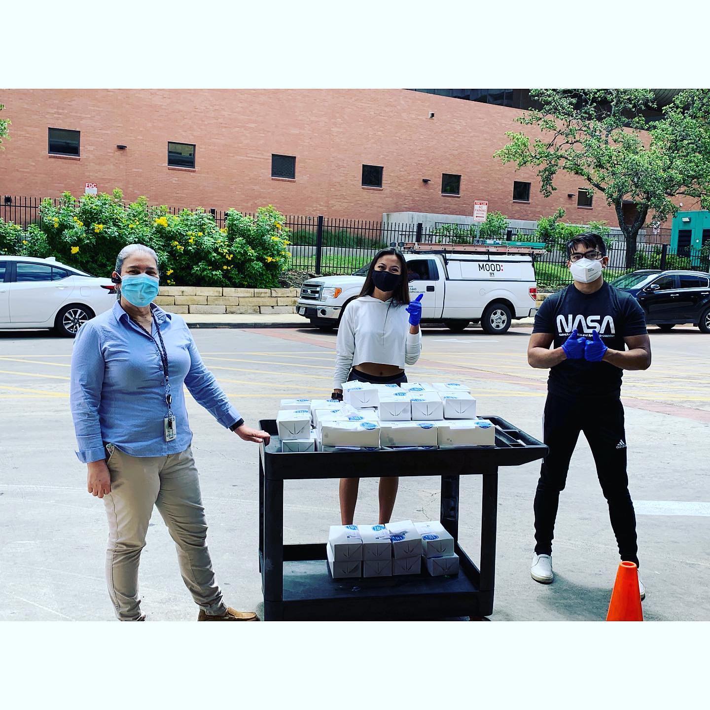 Lunch on Thursday for the Heroes of University Hospital in San Antonio @universityhealthsystem! •
•
Thursday’s Lunch Donation - 45 dinner boxes with Fried Chicken, Mashed Potatoes, Green Beans, and a Biscuit, and from the awesome Earl Abel’s @earlabels_restaurant! •
•
#Coronavirus #COVID19 #ThanksHealthHeroes #HeroesOfCOVID #Texas #SanAntonio #UniversityHealthSystem #Frontline #Heroes #HealthcareHeroes #EarlAtThePearl