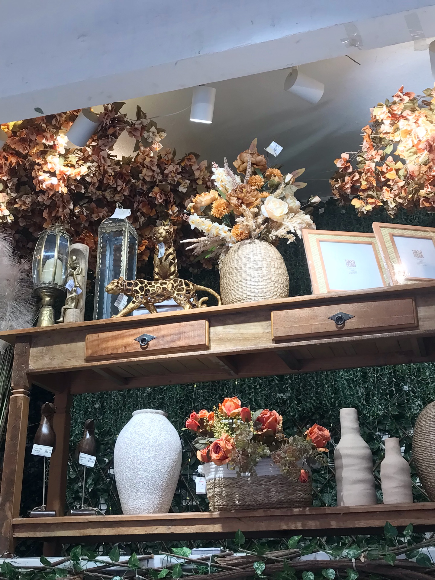 O outono chega trazendo sua paleta de cores quentes , folhas delicadas e um clima acolhedor que transforma a decoração em um verdadeiro convite ao conforto.🍂🍁🤎
#outono #decoração #rustic #tendencia #decoracaodeinteriores