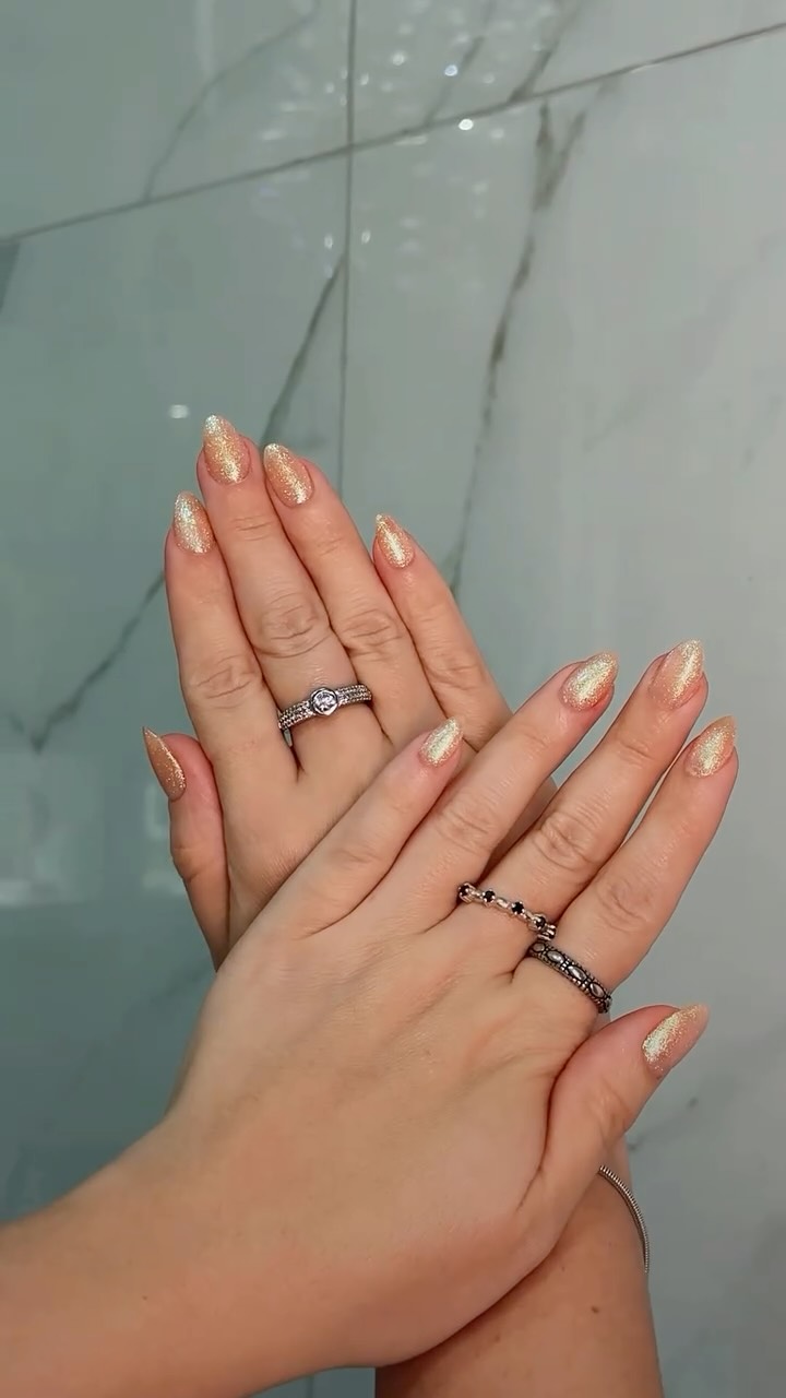 Que tal essa inspo? ✨💜
Delicada, iluminada e com aquele efeito que muda conforme a luz bate.