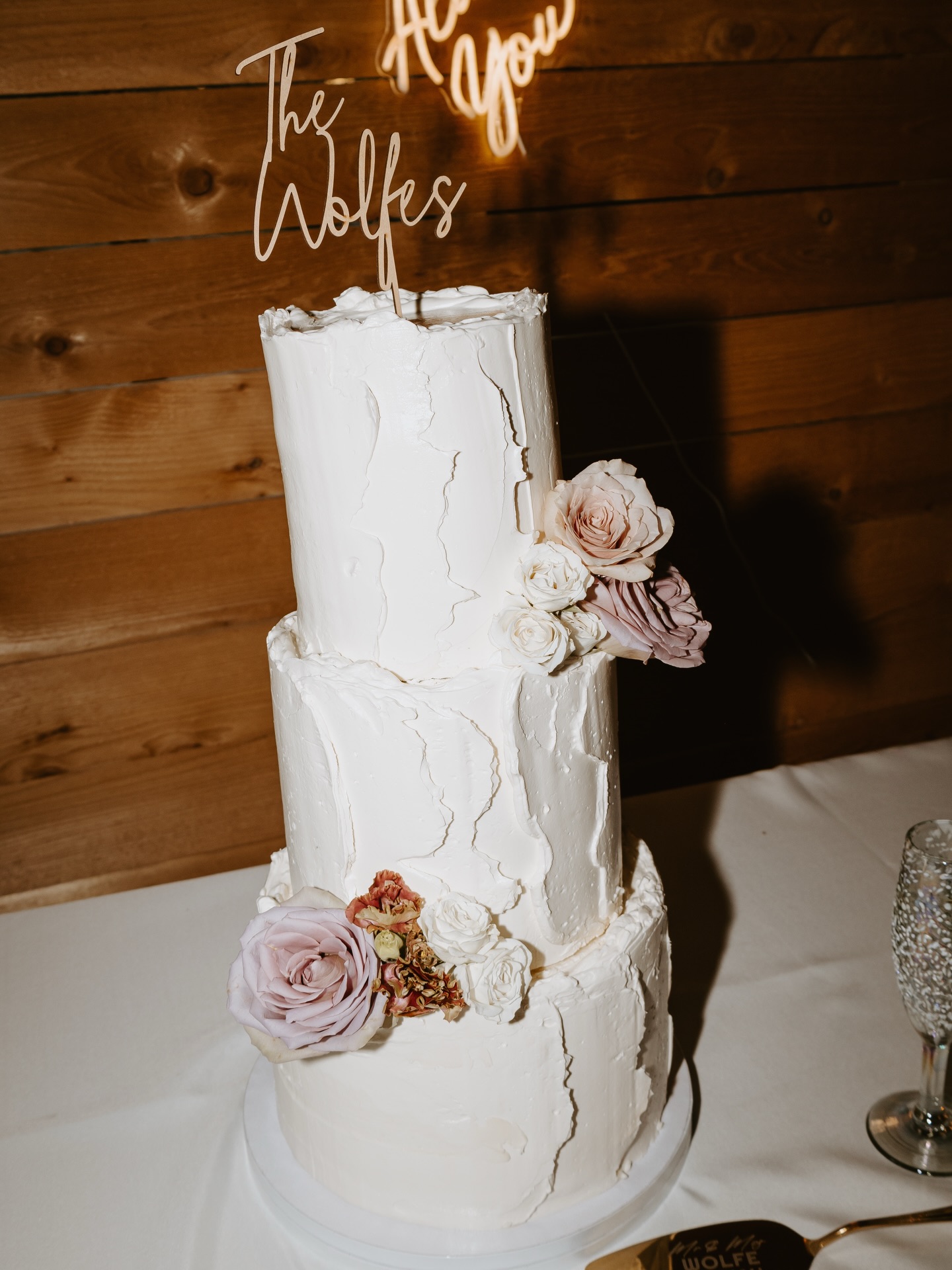 Your cake can look beautiful, unique, and interesting with just buttercream! 🍰
Want a statement cake for your wedding that also is delicious? Let’s talk!
VENDOR TEAM:
Venue: @hrranch21
Photography: @grace.j.photo