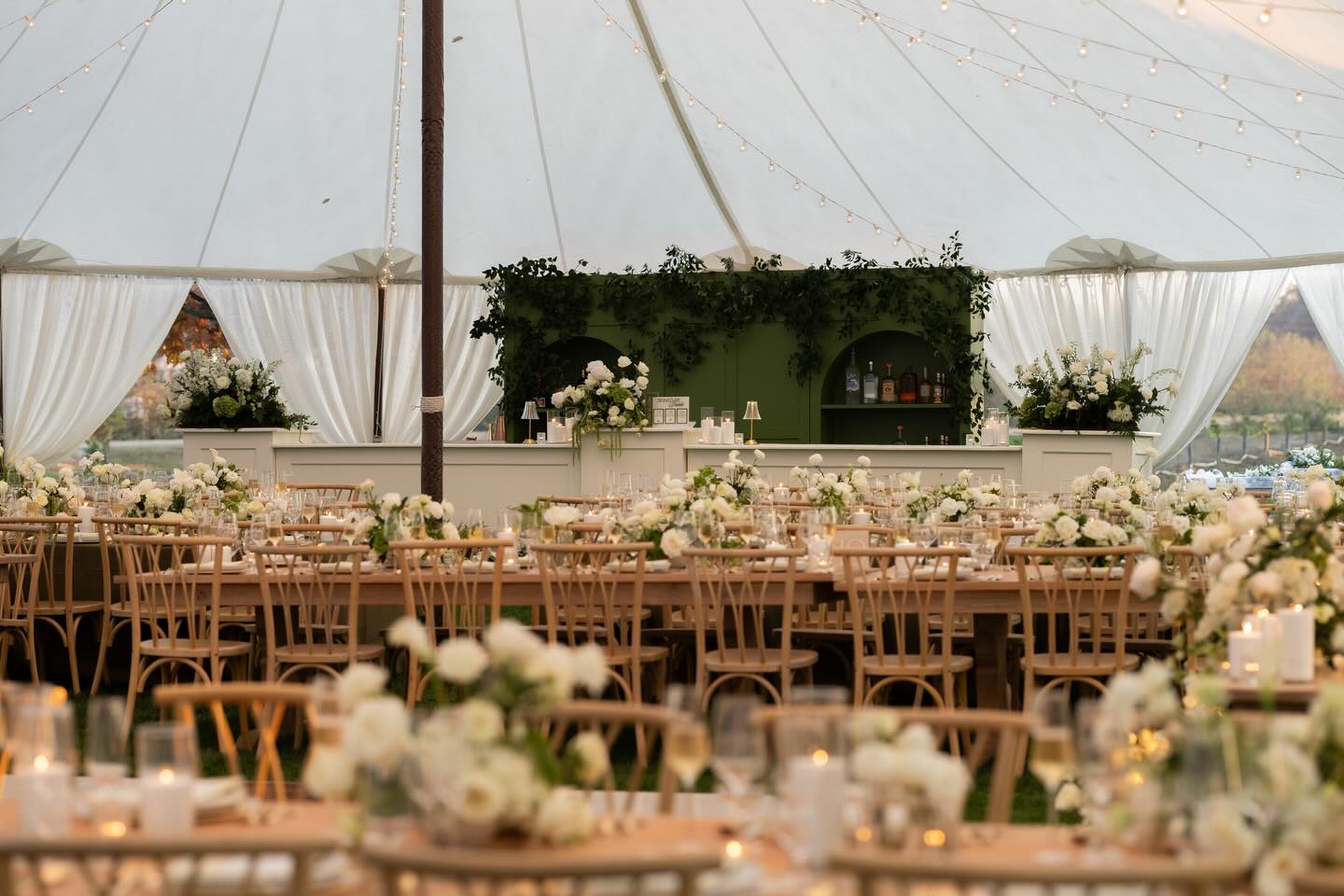 Every detail pulling its weight.👌🏻
✨PEEP our Connick bar + pillars, Denning bar-back and Acre tables.