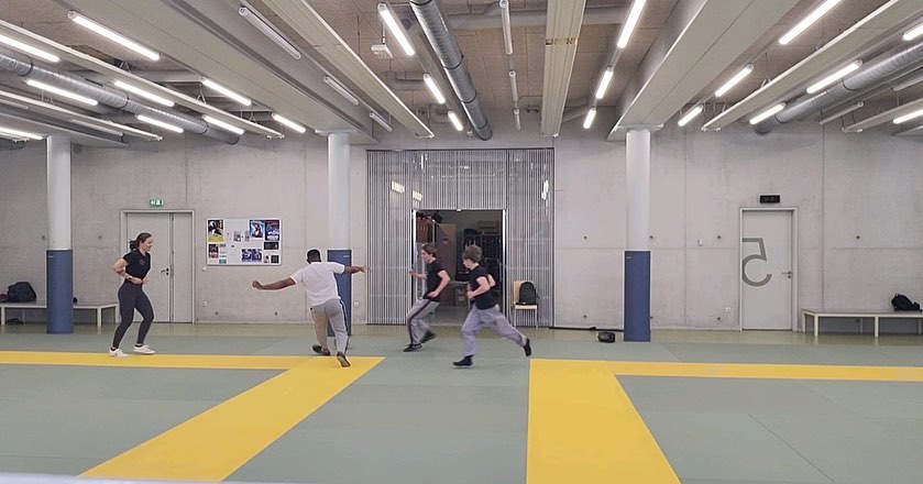 Pour les cours du dimanche un foot est un parfait moyen d’échauffement ! #football #shaolin #shaolinkungfu #kungfu #wushu#shaolinmaster #shaolinsoccer #shaolinwushu #wushukungfu #wushulife #france #paris #training #shaolintraining #kungfutraining