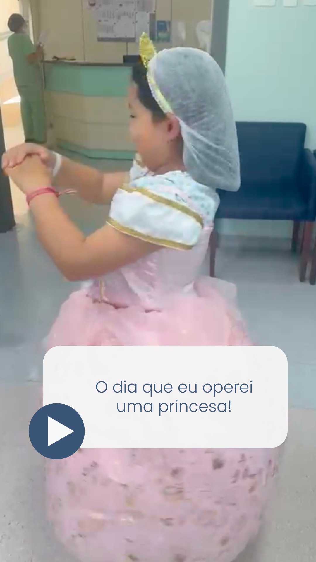 Hoje a cirurgia teve um toque especial pois eu recebi uma princesa. Ela tem 8 anos e carregava um sonho muito claro no coração: corrigir o estrabismo e poder olhar o mundo do jeitinho que sempre quis.
Crianças nos lembram que por trás de cada cirurgia existe uma história, um desejo e muita coragem.
Hoje foi o dia de ajudar essa princesa a dar um passo importante na sua jornada.
Dra. Juliana Wagner Dada
Referência em Estrabismo adulto e infantil
Especialista em Oftalmologia Pediátrica
CRM39665
RQE35215
#estrabismo #saudeocular #oftalmopediatria