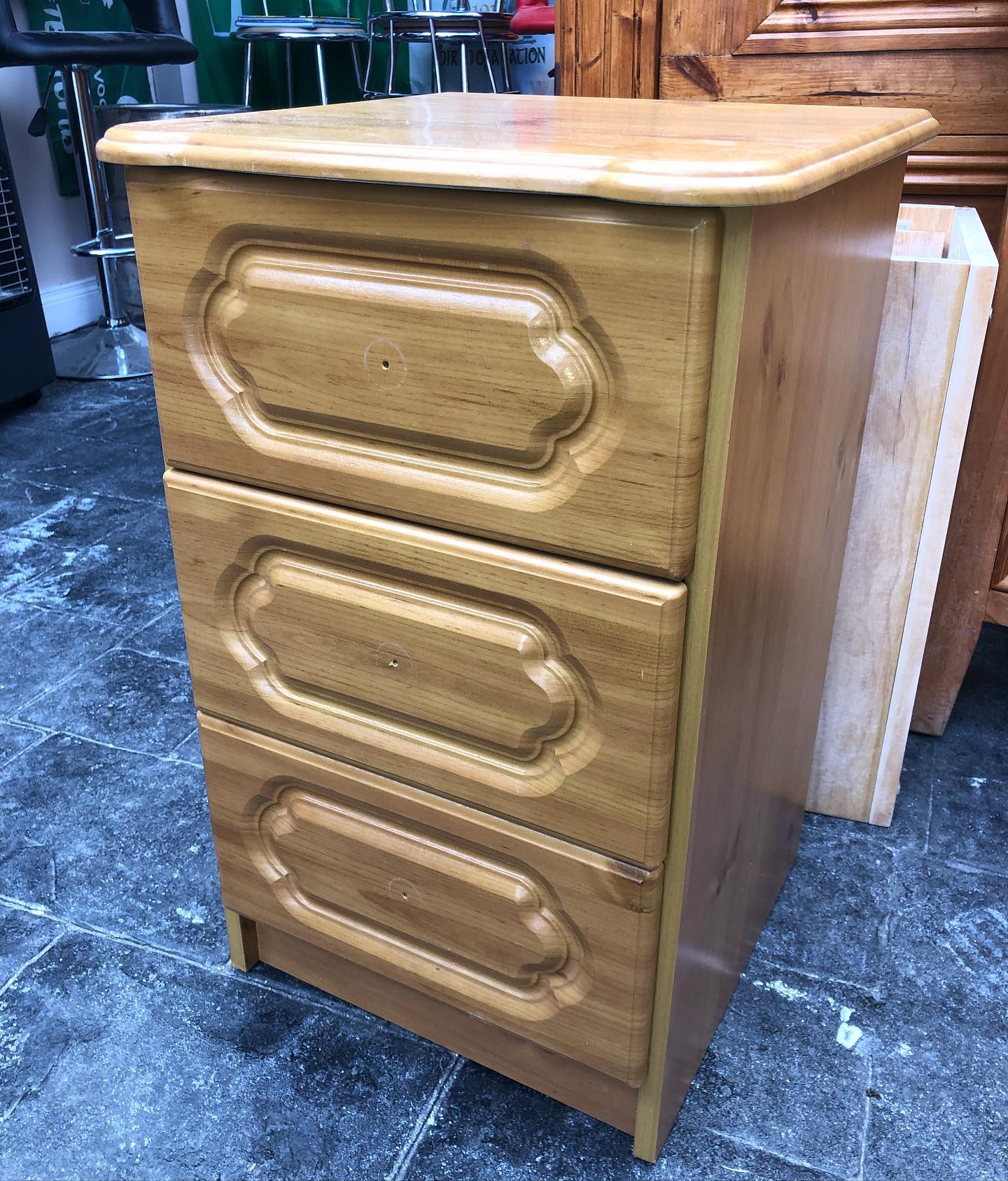 We finished two side lockers for a friend this week that was laminate over MDF, it was peeling in places so we stripped it all off sanded, filled, sanded filled then sprayed it with Colourtrend’s milk teeth. New handles were also installed #moranpainting #moranpaintinganddecorating #dundalkpainting #paintersofinstagram