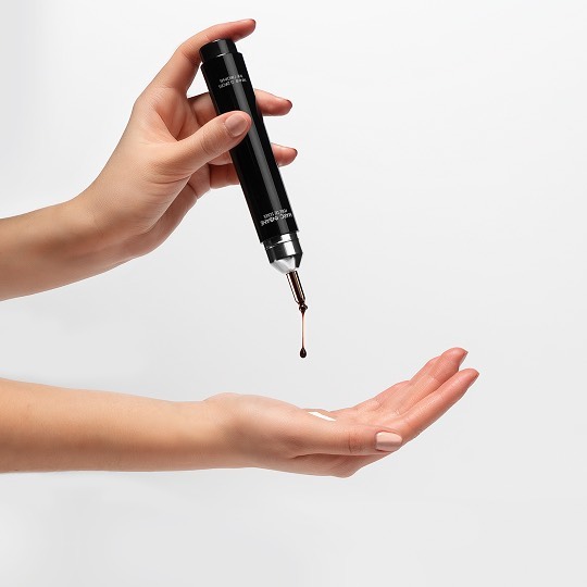 Wie kent deze bestseller onder de tanning producten al?
Met de Perle de Soleil van Marc Inbane kan iedereen naar wens een mooie en gezonde teint creëren in enkele minuten.
De bruiningsdruppels veranderen iedere dagcrème, bodylotion of zonnebrandcrème in een natuurlijke zelfbruiner.
Meng de tanning drops eenvoudig je eigen favoriete dagcrème, bodylotion of zonnebrand voor een natuurlijk ogende teint.
Met de zelf gekozen hoeveelheid druppels bepaal je de bruiningsintensiteit. Daarmee is Perle de Soleil de oplossing voor zelfbruining op maat!
Tip: gebruik 2 à 3 druppels voor een gezonde gloed of 4 à 5 druppels voor een stralende zonovergoten teint.
Kom hem uittesten in het instituut!