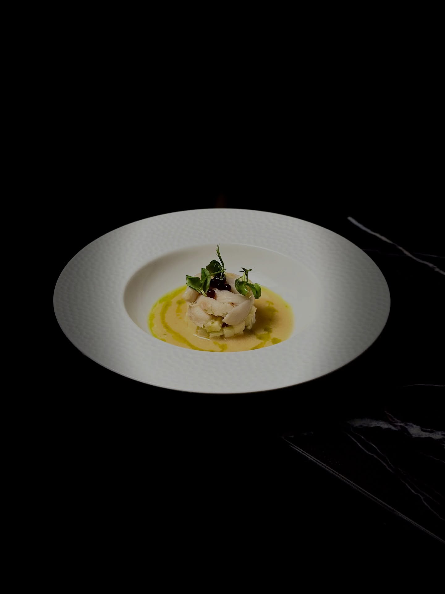 La carte du Soir - La saison de Jīnzhé, Chūnfēn et Qīngmíng
【Marée de Printemps aux Trois Souffles | 三候春潮】
De Jingzhe 🐞🌱 à l’Équinoxe de printemps ⚖️🌸, puis jusqu’à Qingming 🌿🌧️, la nature s’éveille, s’équilibre, puis s’éclaircit.
Cette coquille Saint-Jacques saisie délicatement raconte ce passage subtil de la saison.
La Saint-Jacques 🐚, cuite à basse température, garde sa texture nacrée et son goût marin 🌊.
Une légère saisie lui apporte chaleur et relief 🔥. L’aïoli soyeux 🧄 se mêle au jaune d’œuf 🥚, tandis que le tofu fermenté (furu) 🧈 déploie sa profondeur salée et umami.
La sauce dorée ✨ rappelle la lumière tendre du printemps, surmontée de jeunes pousses fraîches 🌱, comme une terre qui vient de respirer après la pluie.
Le furu 🧈 est un tofu affiné grâce à des micro-organismes naturels, puis conservé dans le sel, parfois avec du riz fermenté ou des épices. Ce n’est pas seulement salé — c’est une saveur née du temps ⏳.
Durant la fermentation, les protéines se transforment en acides aminés, créant une profondeur umami comparable à certains fromages affinés 🧀. Sa texture devient crémeuse, presque beurrée, avec un parfum complexe et végétal.
Dans ce plat, le furu s’unit à la mayonnaise au jaune d’œuf comme la pluie pénètre la terre 🌧️🌍 — discrètement, mais profondément nourrissante.
Il relie la mer et le sol, légèreté et intensité, dans un équilibre aussi subtil que le printemps lui-même.
Une bouchée… et le printemps respire 🌸✨.
惊蛰 🐞🌱 初雷,春分 ⚖️🌸 昼夜平衡,清明 🌿🌧️ 雨润万物。
春天由醒而和,由和而清。
这道轻煎低温扇贝 🐚,正是这段时序里的温柔表达。
扇贝以低温慢煮,保留柔嫩质地与海水般的清甜 🌊;表面轻轻煎封 🔥,如春雷乍响,却不失分寸。蒜香 🧄 融入蛋黄酱 🥚 之中,温润而丰盈;腐乳 🧈 化入其间,带来发酵后的深邃与绵长。
底部的酱汁金黄如初阳 ✨,点缀新芽 🌱,仿佛雨后初生的绿意。
腐乳,是将豆腐经微生物自然发酵、盐渍熟成而成的传统东方发酵食品。它并非单纯的“咸”,而是一种时间赋予的味道 ⏳。
在发酵过程中,蛋白质被分解为氨基酸,形成丰富的鲜味(umami),质地细腻如乳酪 🧀,气息浓郁却柔和,既有豆香,也带着微醇的发酵芬芳。
在这道菜中,腐乳与蛋黄酱相融,就像春雨入土 🌧️🌍 —— 悄然,却滋养万物。
它连接海的清鲜与土地的厚重,让味觉在轻与浓之间取得平衡,如春分的昼夜。
这一口,是惊蛰的觉醒,是春分的平衡,也是清明的澄澈 🌸✨。
📝 Reservation (预订) : www.bistrowu.com
#aixenprovence #aixmaville #modernchinese #gastronomy #spring