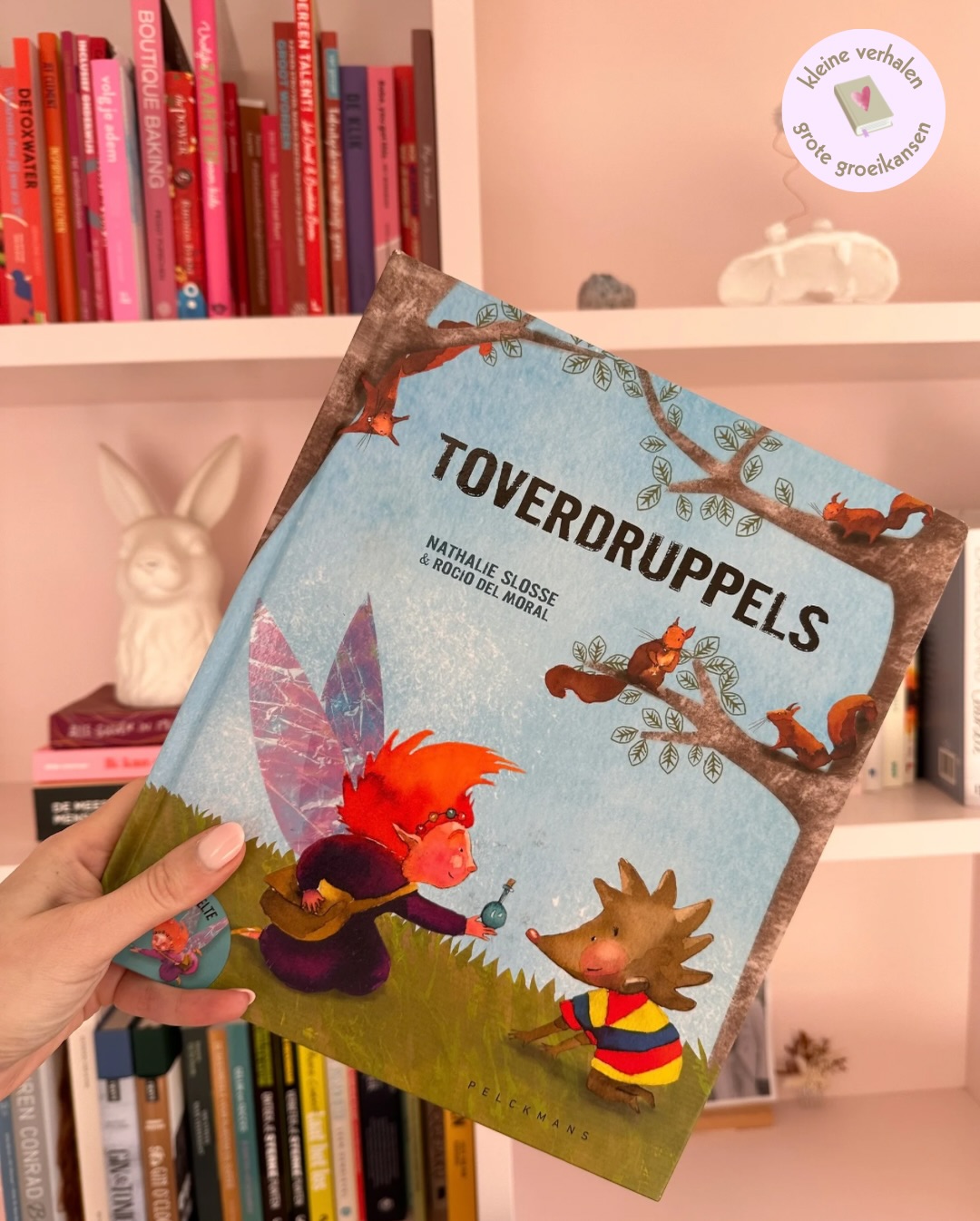 Kleine verhalen, grote groeikansen 💛
Dit prentenboek kan je in jouw gezin, klas of coachings doelgericht inzetten om:
🌈Het gesprek open te trekken over verdriet.
🌈De kans geven om te doorvoelen hoe sterk de kracht van troosten kan zijn.
🌈Bespreekbaar maken dat je verdrietig voelen en huilen niks is om je voor te schamen.
#voorlezen #kindcoach #kinderen #prentenboek #signaalgedrag gedrag gezin klas onderwijs leerkracht