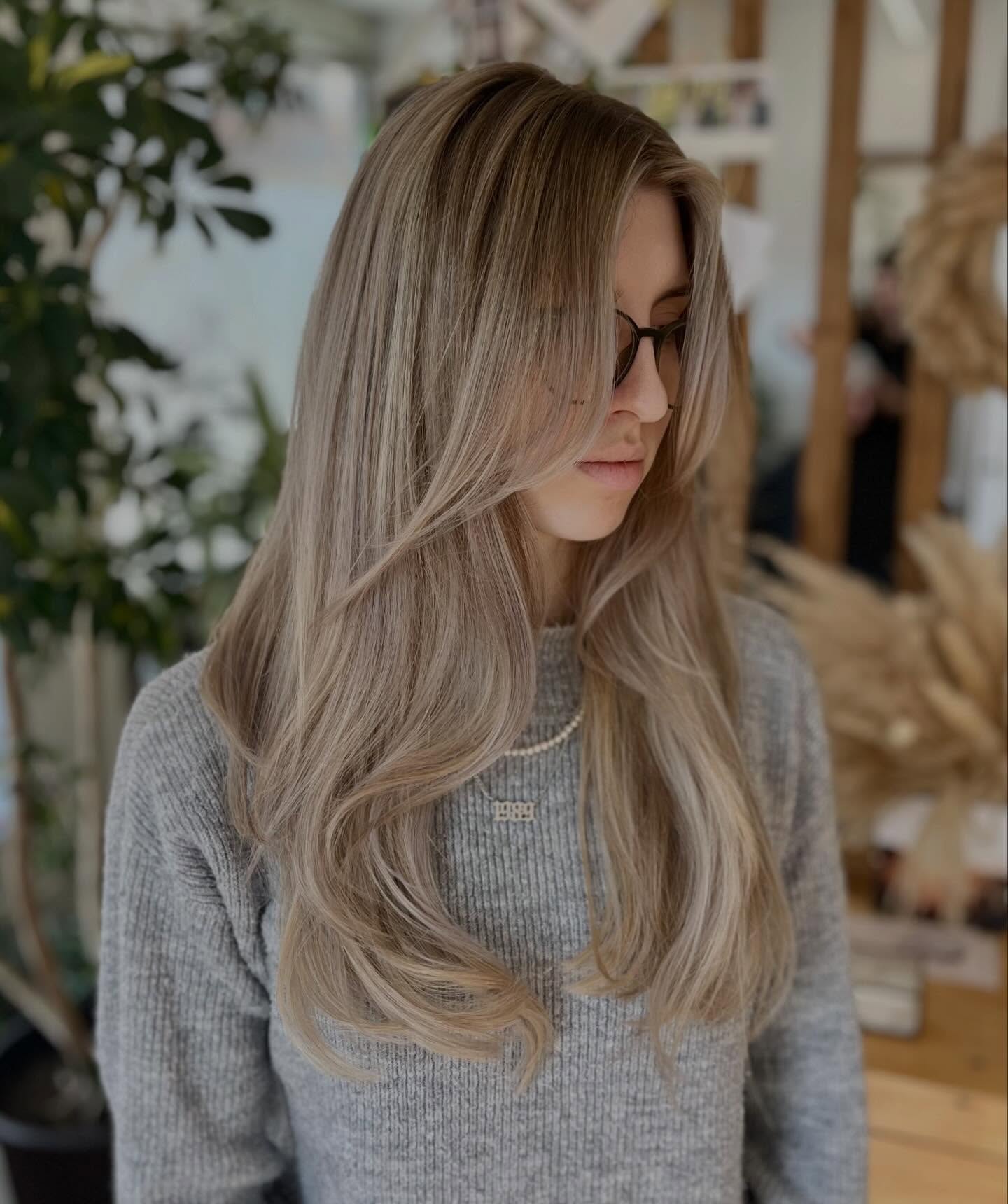 𝘰𝘭𝘥 𝘮𝘰𝘯𝘦𝘺 𝘣𝘭𝘰𝘯𝘥𝘦 | cool toned bright blonde balayage 🤍
Abgerundet mit einem Blow-Out Föhnstyling ✨
• by @hairandmakeupbyveronika 🤎
#brightblonde #blondehair #hairtransformation #vanillablonde #vanillablondehighlights blondebalayage blondehighlights balayage blonde blondebalayage naturalbalayage faceframing faceframe faceframinghighlights highlights hair